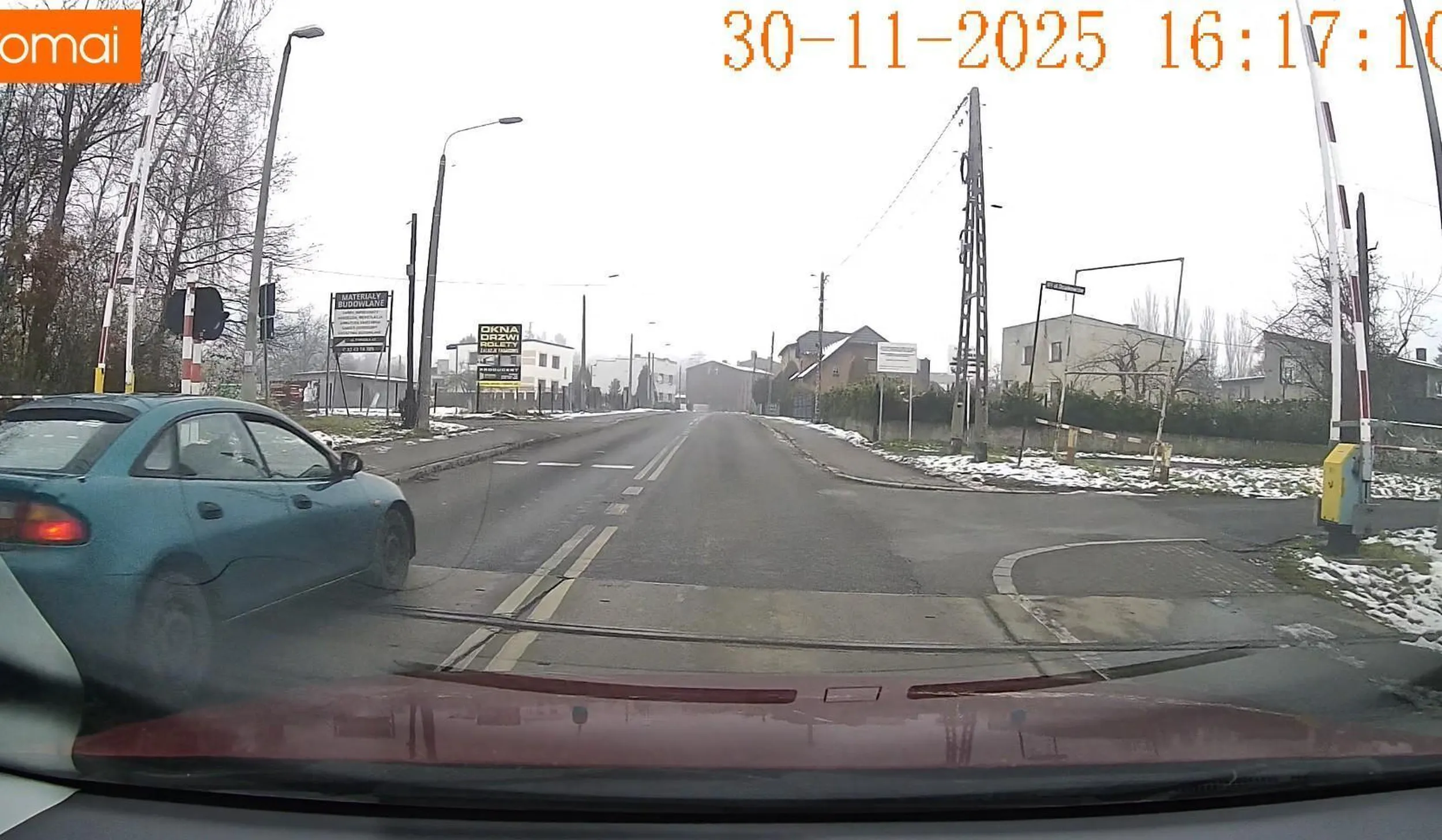 Wyprzedzanie na przejeździe kolejowym - mało wyobraźni.