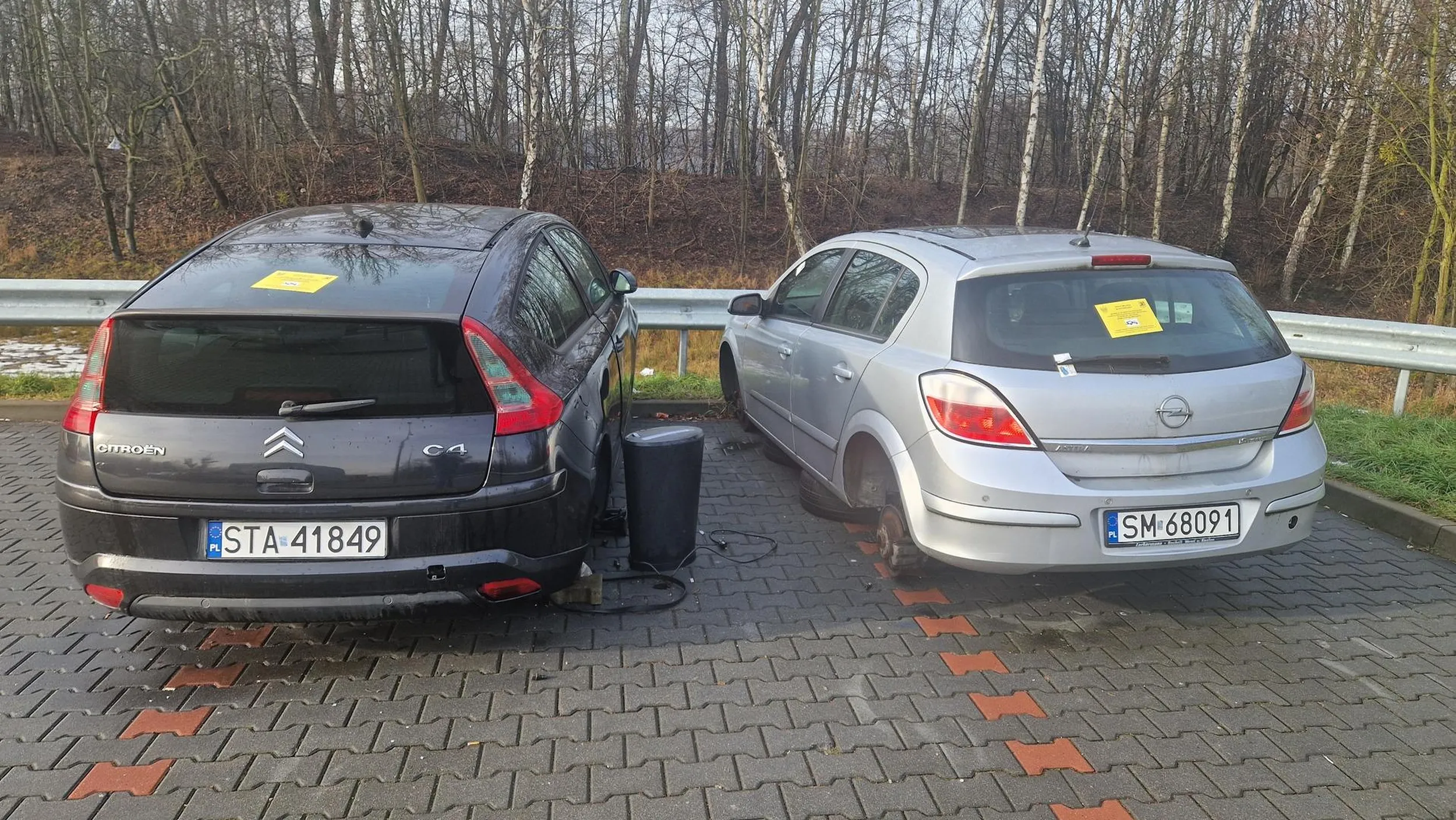 Stoi rozkradziony na nikiszu na parkingu