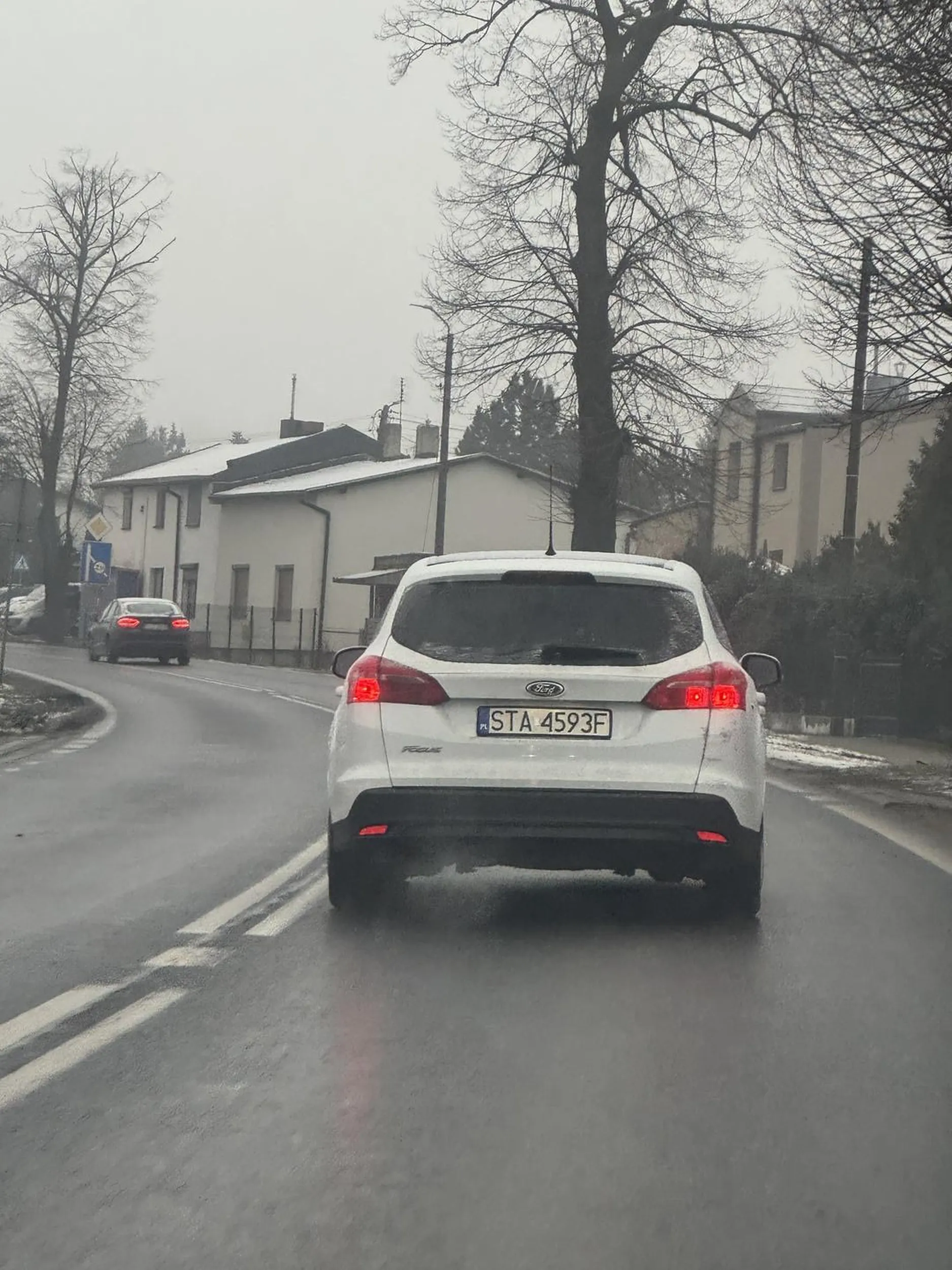 Baran z Forda chyba nie wie że istnieją kosze na śmieci, i nie trzeba wyrzucać śmieci do rowu przy drodze, porażka.