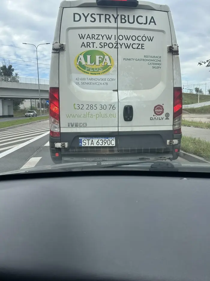 Proszę przypomnieć sobie zasadę zamka błyskawicznego i uważniej jeździć. W korku nie przeskoczysz samochodow przed soba… 12.09.25r