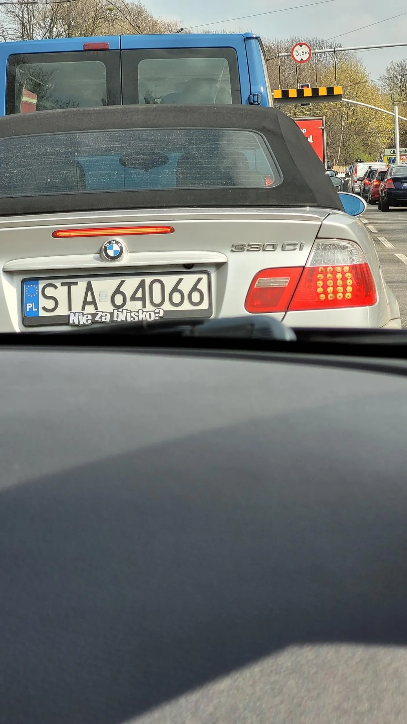 Nie bój się w tego Gruza nikt ci nie wjedzie więc ramka nie potrzebna.