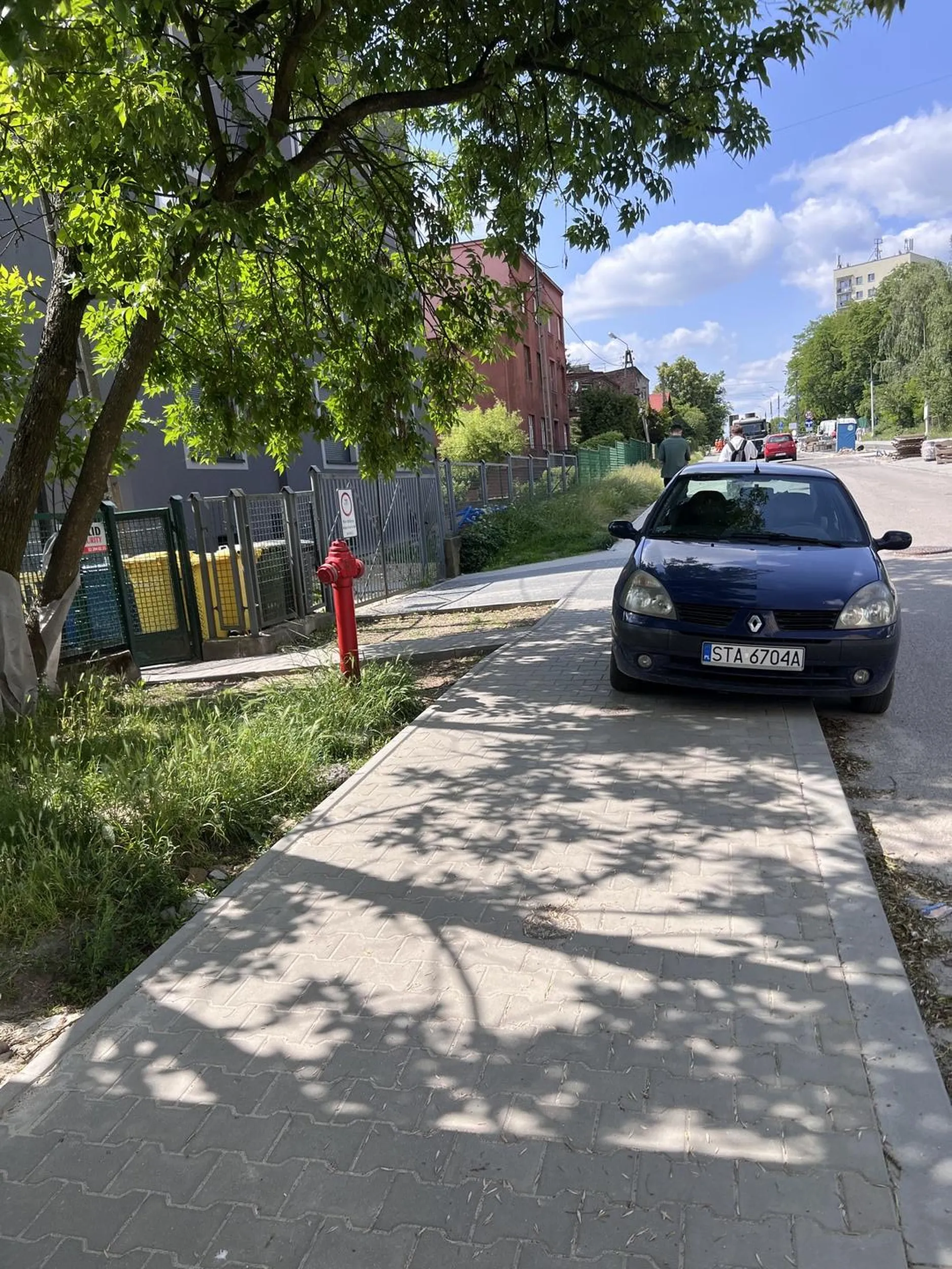 zablokował wejście do przedszkole , parkowanie na ścieżce dla pieszych