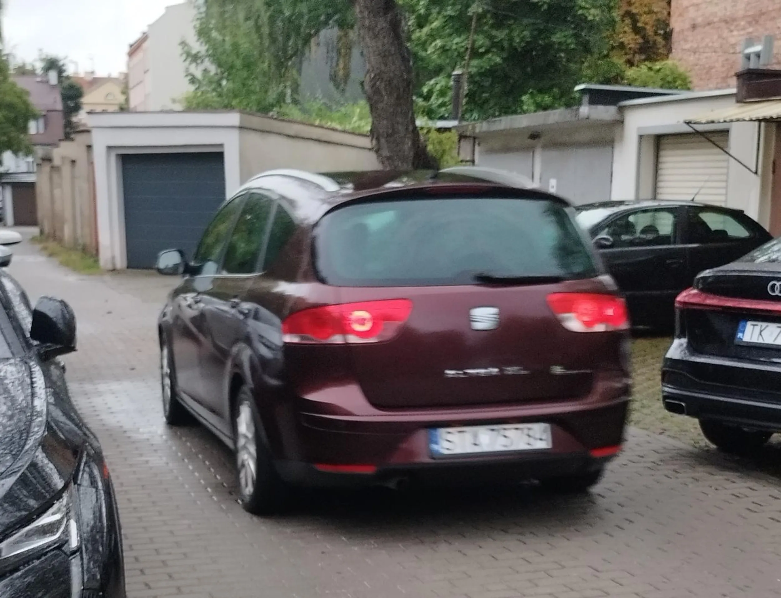 6.09.2025. Gliwice ul. Długosza. Durne babsko wjeżdża pod prąd, mimo że są znaki Zakaz Skrętu i Zakaz Wjazdu