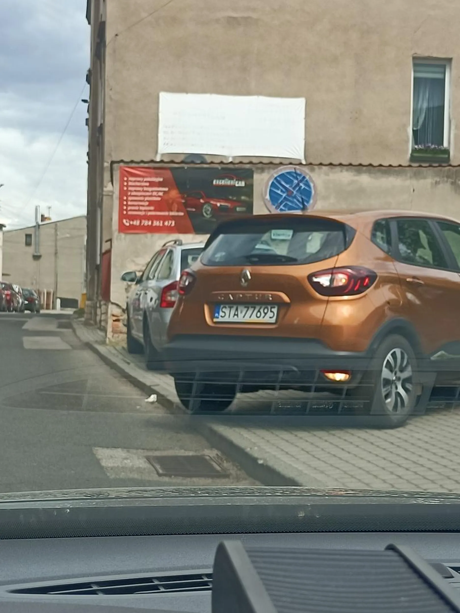 Stara baba zajmuje 3 miejsca parkingowe przy PZU w Tarnowskich Górach.