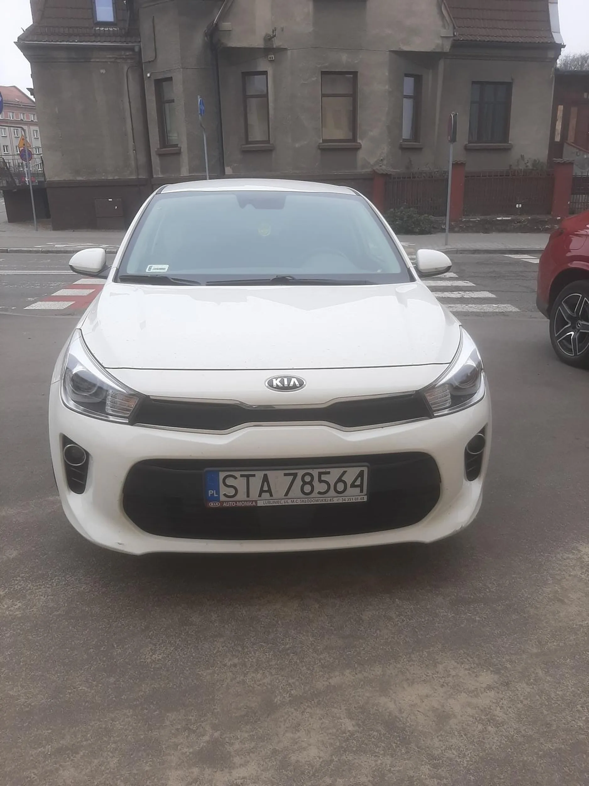 Tak się parkuje. Centralnie na przejściu dla pieszych