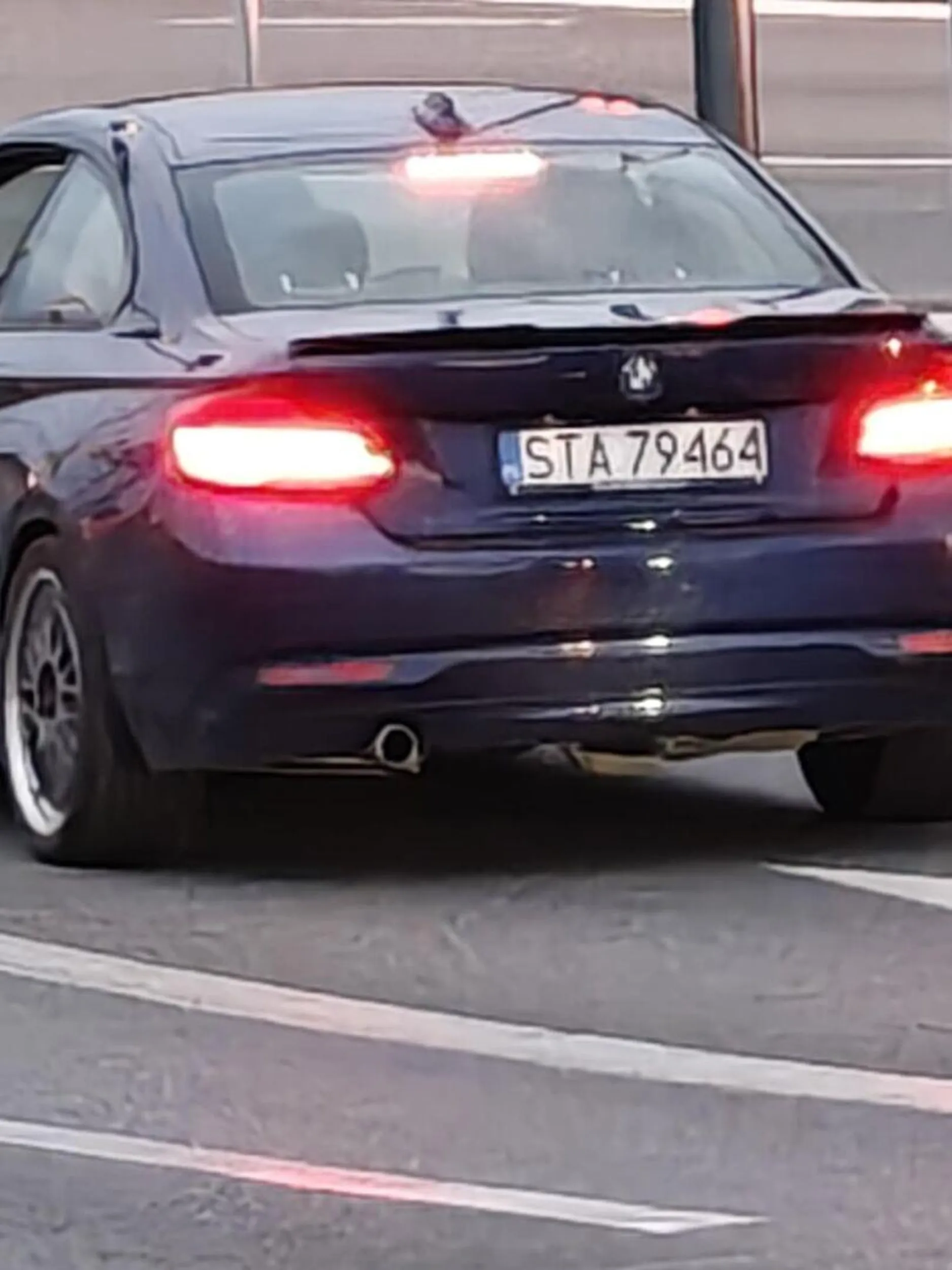 wszystko typowo: młody kierowca cwaniaczek, niebezpieczne manewry, kozaczenie przy koleżkach, Karyna na prawym fotelu. Na szczęście nagranie z monitoringu Leroy Merlin zostanie zabezpieczone i przekazane jako materiał dowodowy by młodemu odebrać prawko. Pozdrawiam.