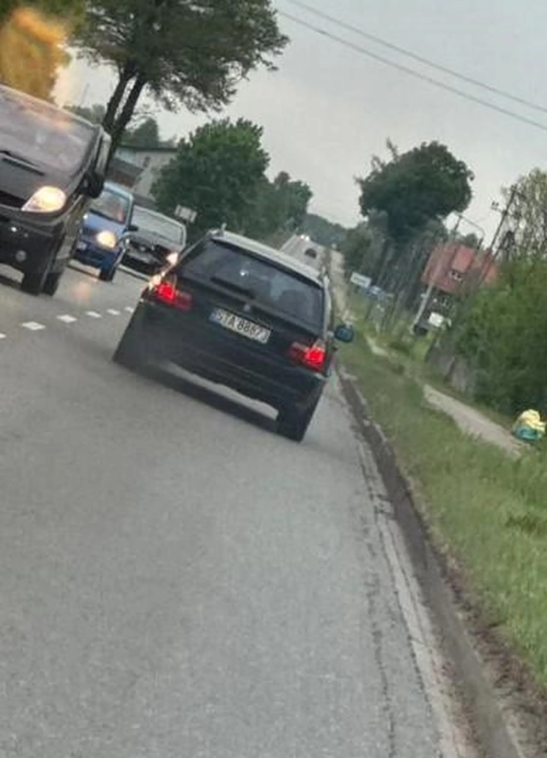 Kierowca bardzo agresywny !!!!! Zablokował mi drogę i uderzył w łuk brwiowy. Uważajcie na niego. Zdążyłem zrobić mu tylko takie zdjęcie. Byłem zalany krwią. Wyprzedza, dojeżdża pod sam zderzak, hamuje i szuka zwady. BMW serii 3 , E46 kombi