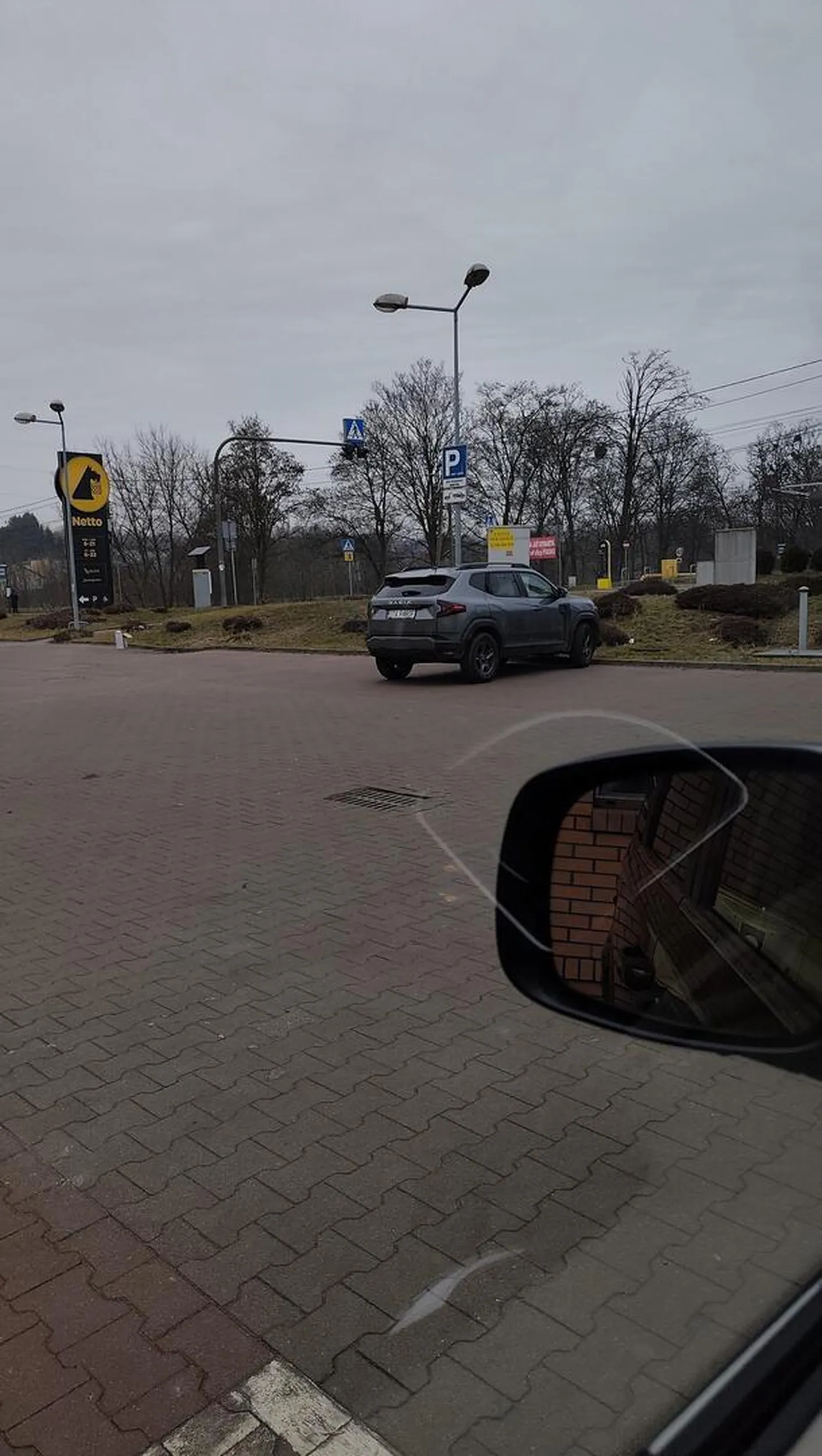 Słuchaj niecierpliwy nieudaczniku masz szczęście, że jechałem z dziećmi i żona, bo gdybym był sam to wygrałbym Ci od ręki ustawienia fabryczne...Dosłownie od ręki ciulu