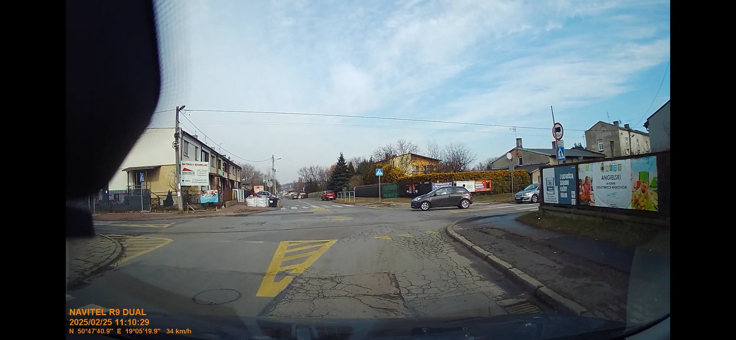 Pani nie zorientowana w ruchu drogowym. Wjeżdża na puste rondo. Staje na nim. Czeka aż przejadę… (nie bardzo wiem którędy i czy nie ruszy w trakcie tego manewru). Po klaksonie rusza robiąc miny i gestykulując. Przydało by się trochę poćwiczyć z instruktorem lub dać sobie już spokój za kierownicą.