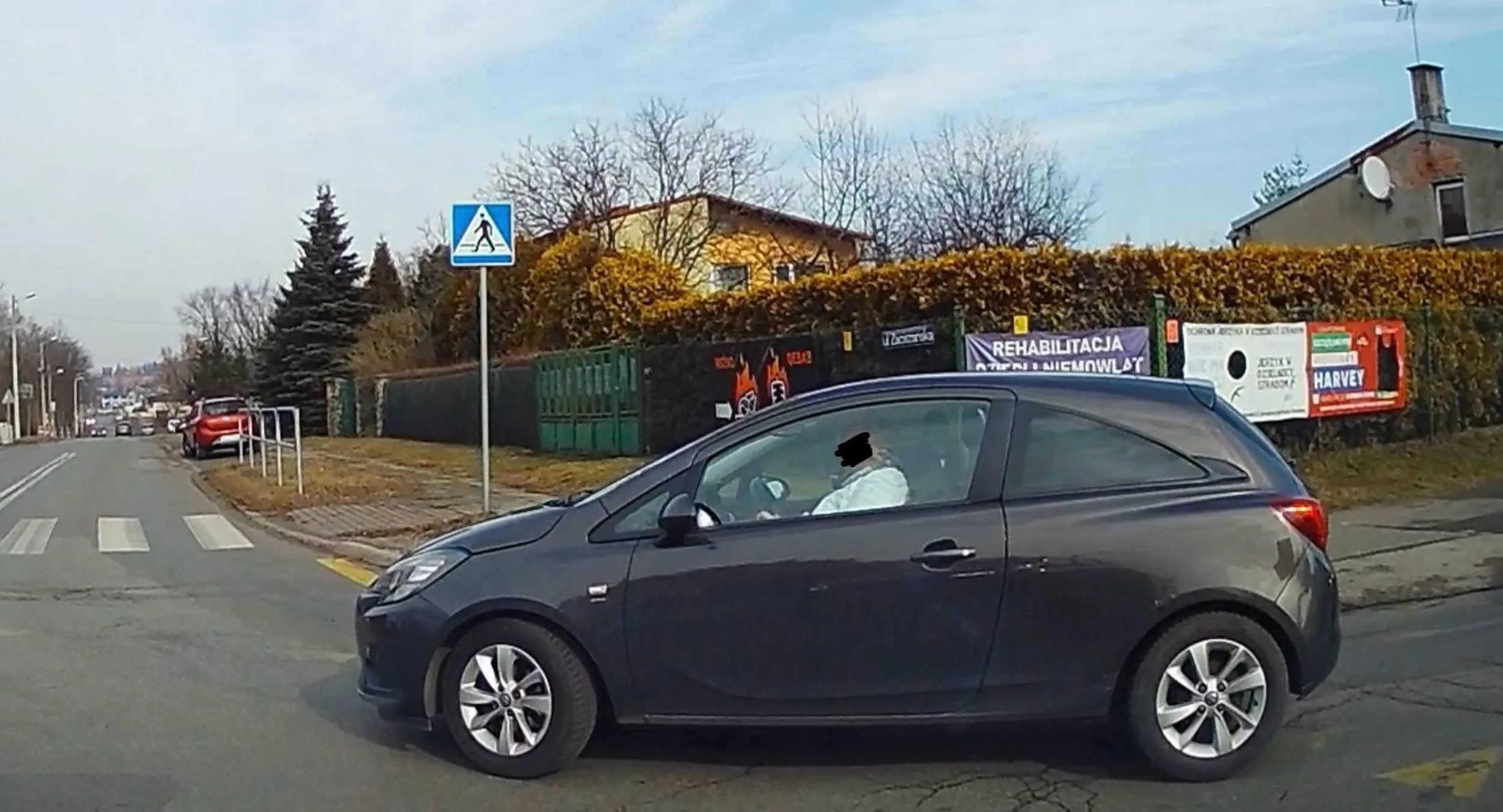 Pani nie zorientowana w ruchu drogowym. Wjeżdża na puste rondo. Staje na nim. Czeka aż przejadę… (nie bardzo wiem którędy i czy nie ruszy w trakcie tego manewru). Po klaksonie rusza robiąc miny i gestykulując. Przydało by się trochę poćwiczyć z instruktorem lub dać sobie już spokój za kierownicą.