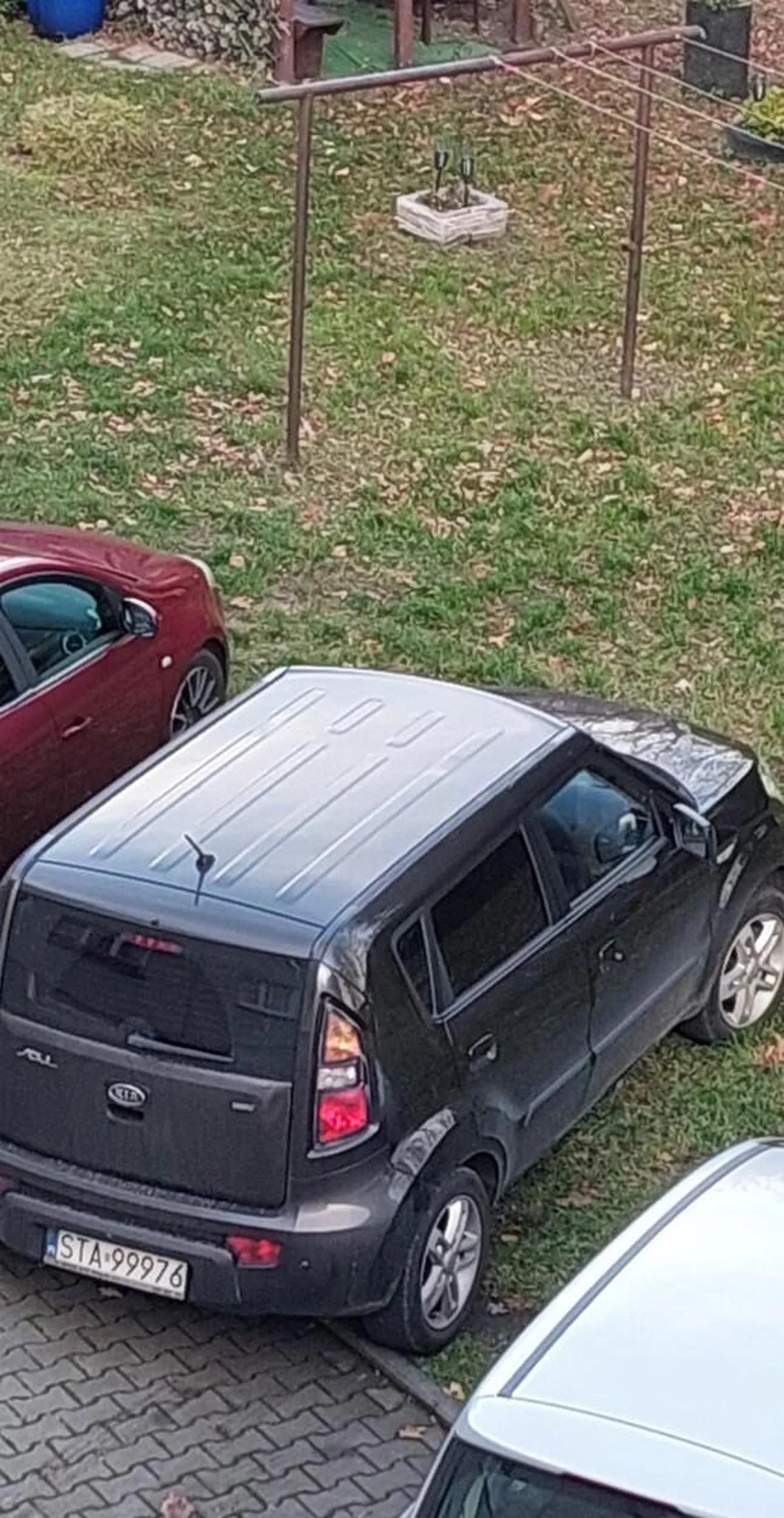 Tępy cymbale!!! Kto ci daje prawo wjezdzac na moją posesję bez pozwolenia gdzie jest 6 znaków zakazu- dodatkowo wjazd pod zakaz i do mojego podwórka niszcząc zieleń!!!! Prawko mu odebrac bezczelny ciul.