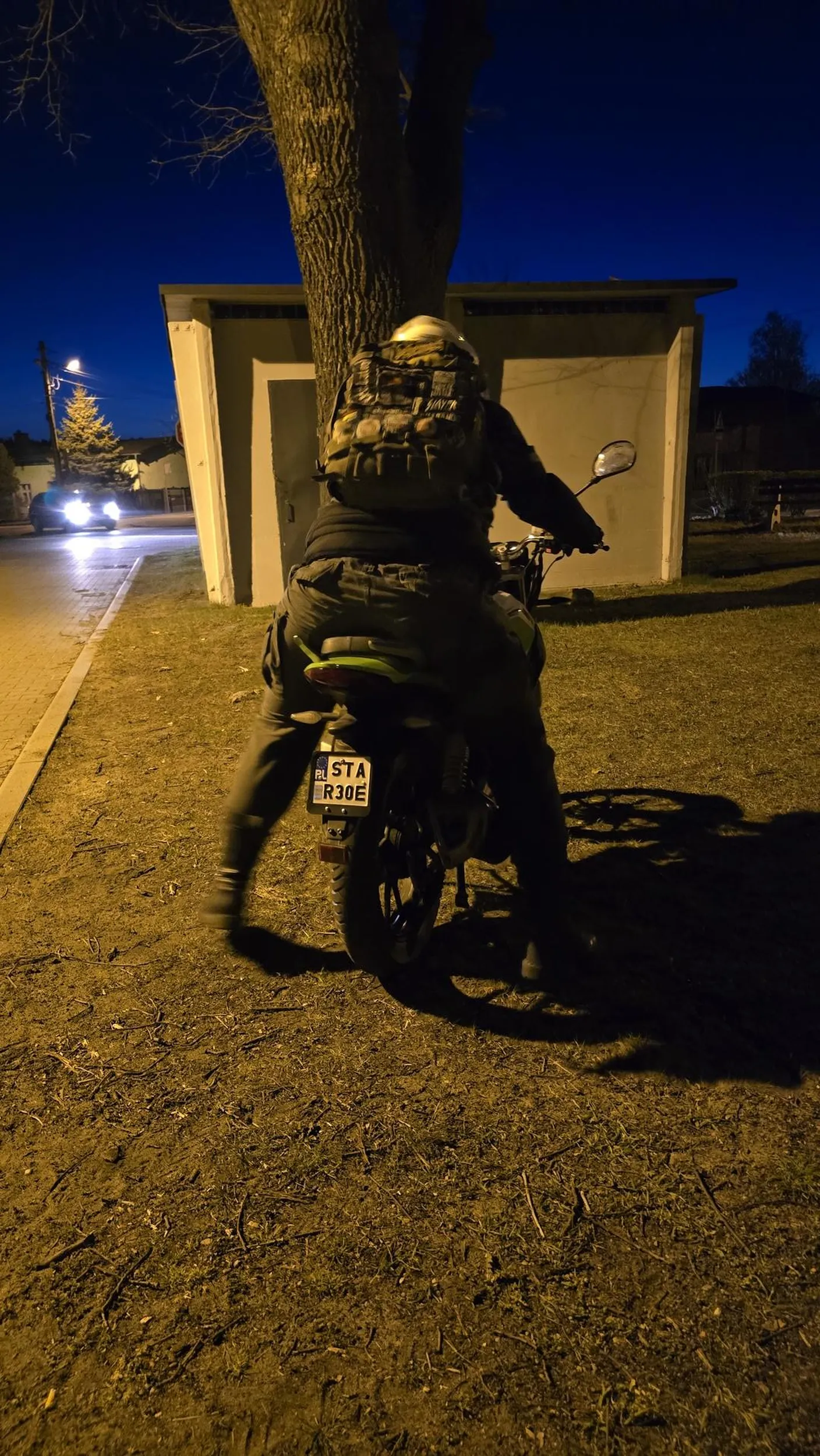 Jeździ bardzo powoli, po największych dziurach i z cały czas włączonymi kierunkowskazami, a ja skręca to często ich nie włącza. Nie polecam