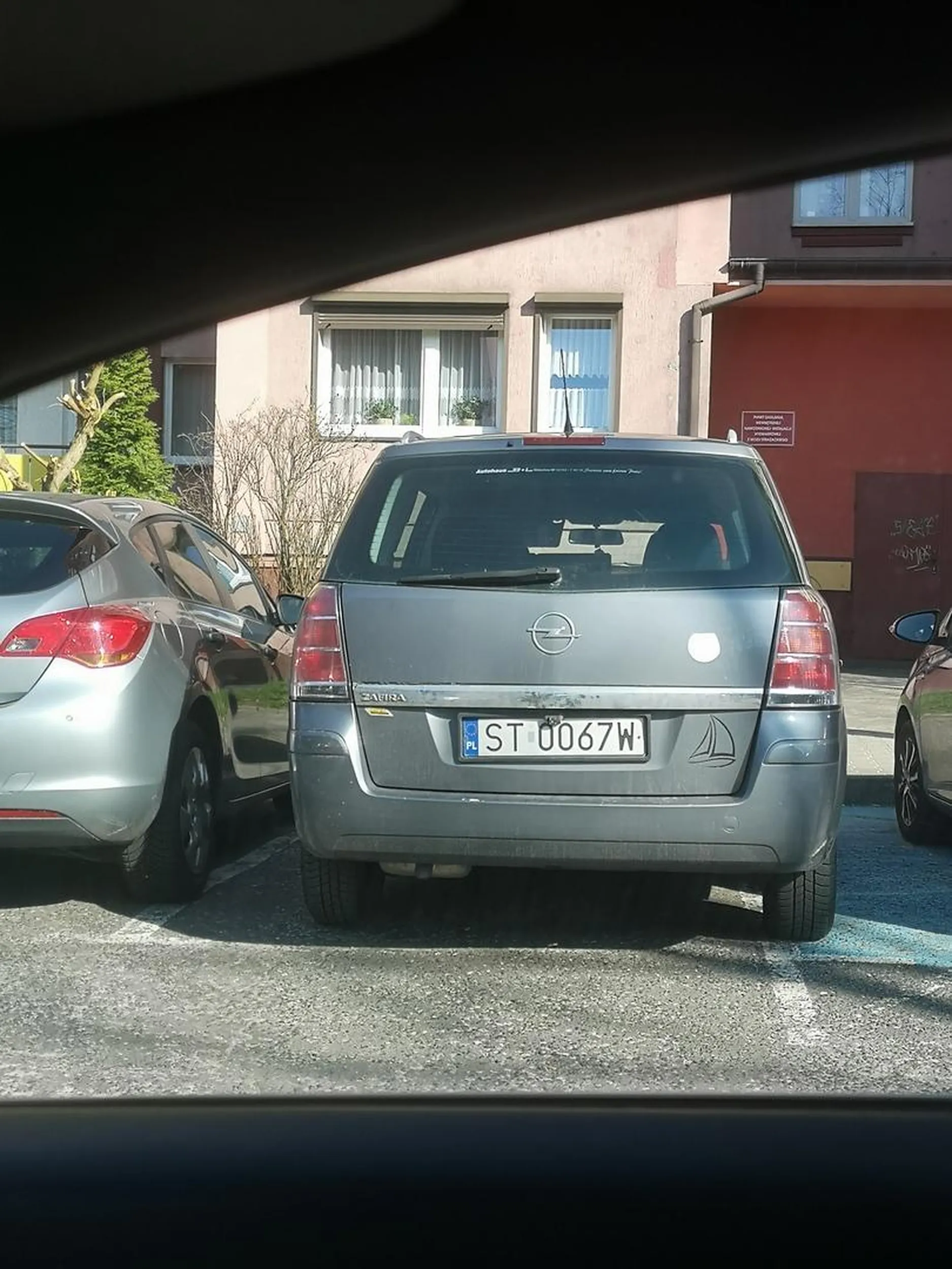 Głupie babsko, jeździ wymusza, spycha inne samochody na pobocze, a wszystko z dzieckiem w samochodzie bez fotelika. Film zgłoszony na STOP agresji drogowej.