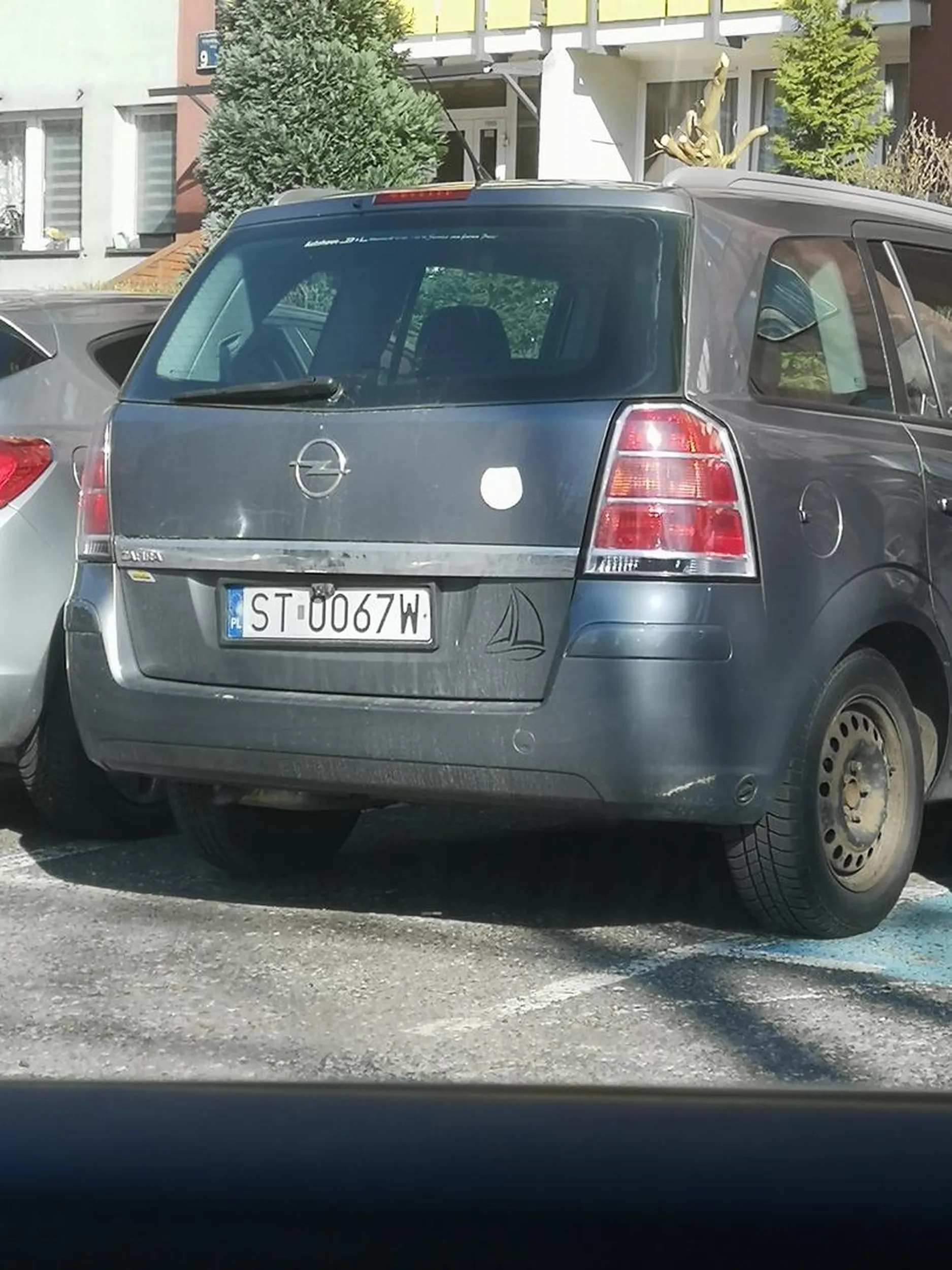 Głupie babsko, jeździ wymusza, spycha inne samochody na pobocze, a wszystko z dzieckiem w samochodzie bez fotelika. Film zgłoszony na STOP agresji drogowej.