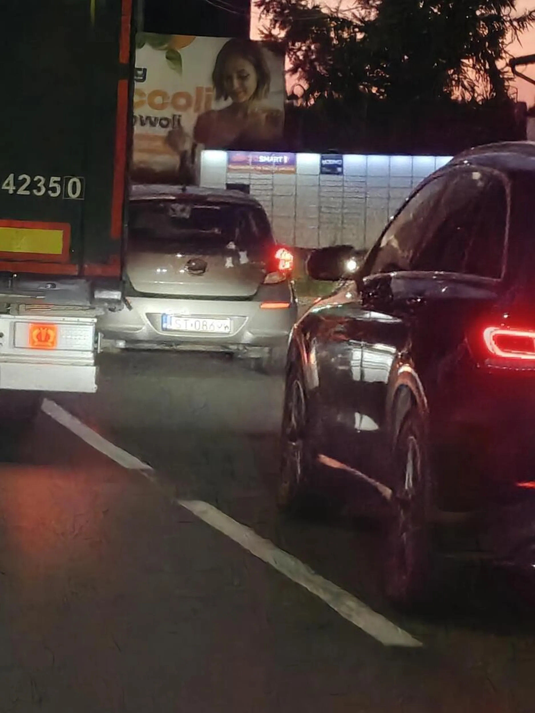 Głupia piz*a nie rozumie zasad kultury na drodze. Ale jeszcze ktoś cię kiedyś nauczy, karma wróci.