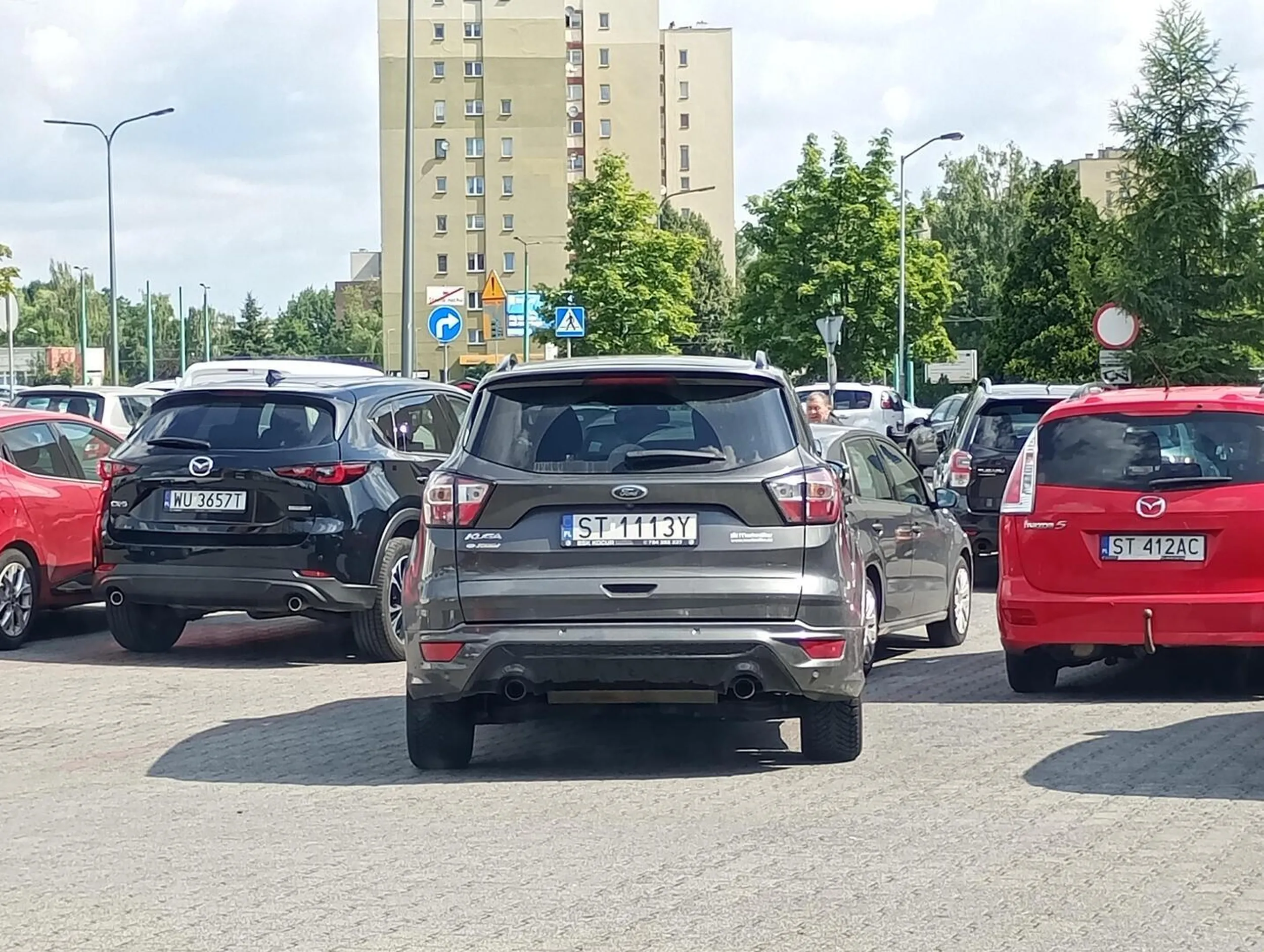 Parkujesz jak ostatnia menda. Mój pradziadek lepiej by stanął. Oddaj lejce i wsiądź na rower