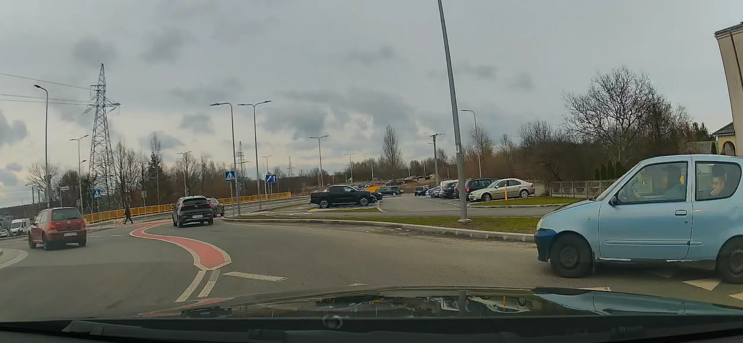 Jak już przyjeżdżacie z tej swojej dziury na targi rolnicze, to chociaż nauczcie się jak się jeździ po rondzie a nie pierwszeństwo wymuszacie.