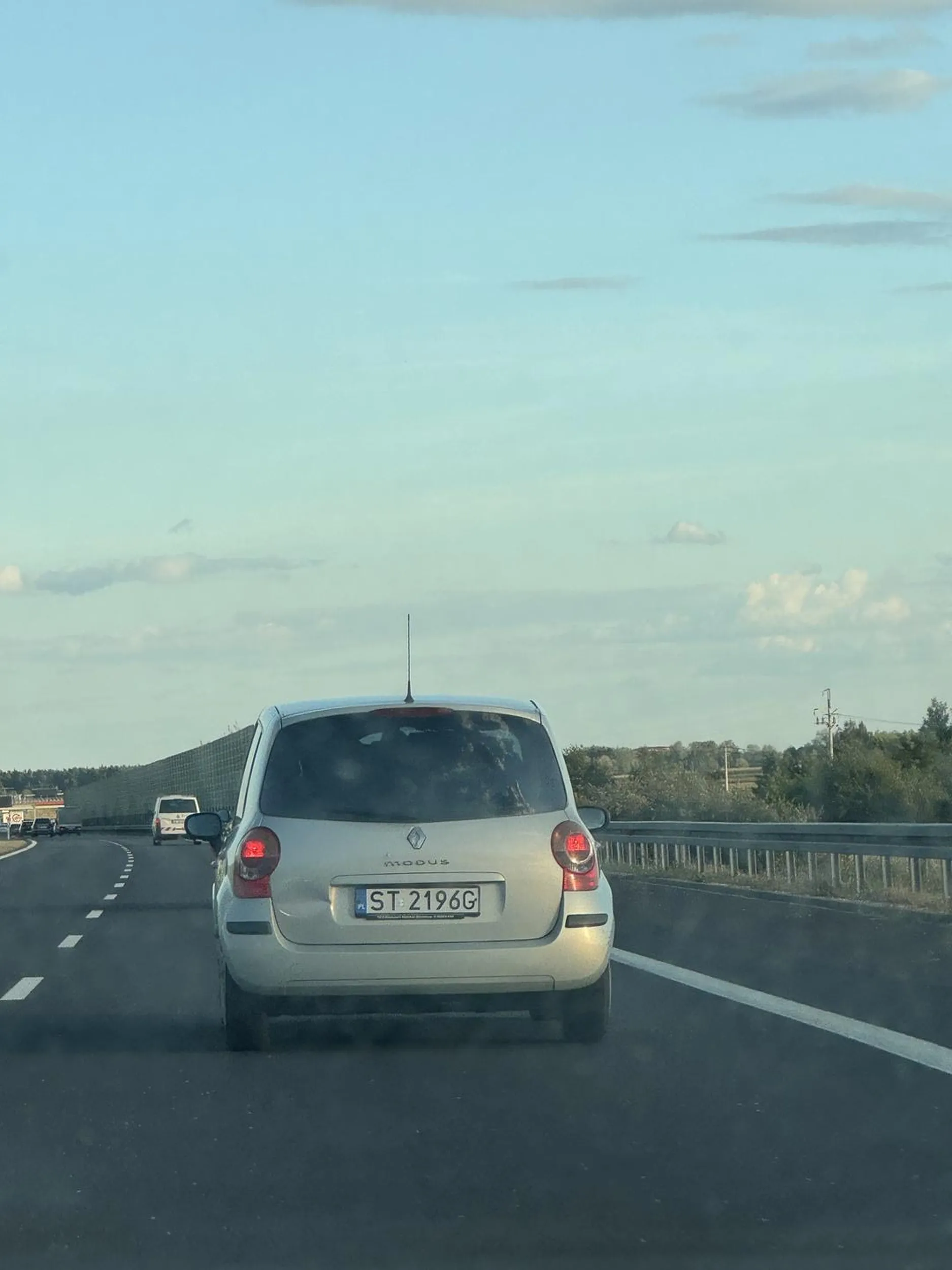 Uwaga na tego kierowcę nie patrzy w lusterka na autostradzie wjeżdża pod przód maski nie używa kierunków