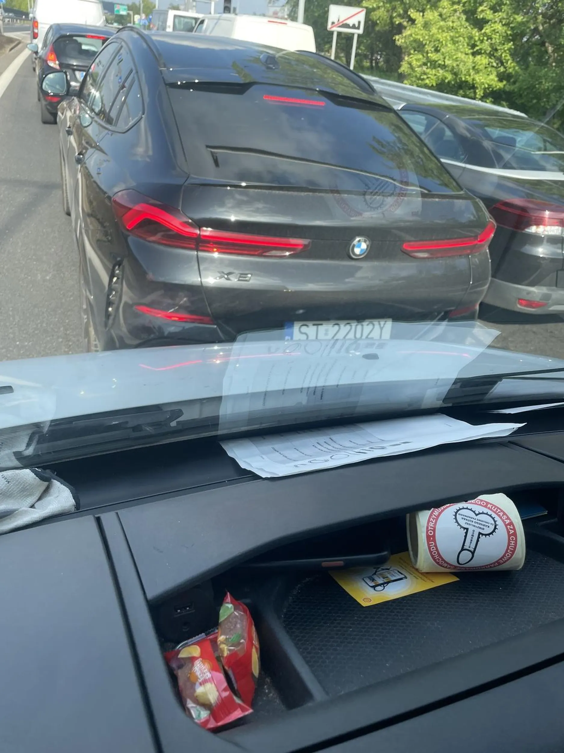 Nie pozdrawiam zjeba co się wcina przed busa i hamuje. Myśli że na BMW x6 i wszystko mu wolno. Obyś kiedyś się wdupił w kogoś taką jazdą