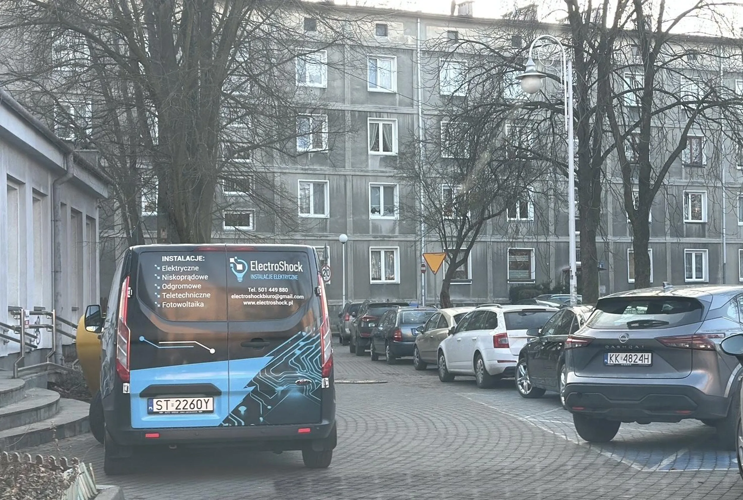Idiotą nie potrafi parkować. Blokuje przejazd, bo musi zaparkować zaraz przed wejściem do budynku zamiast pojechać na miejsce parkingowe odpowiednie do wielkości pojazdu.