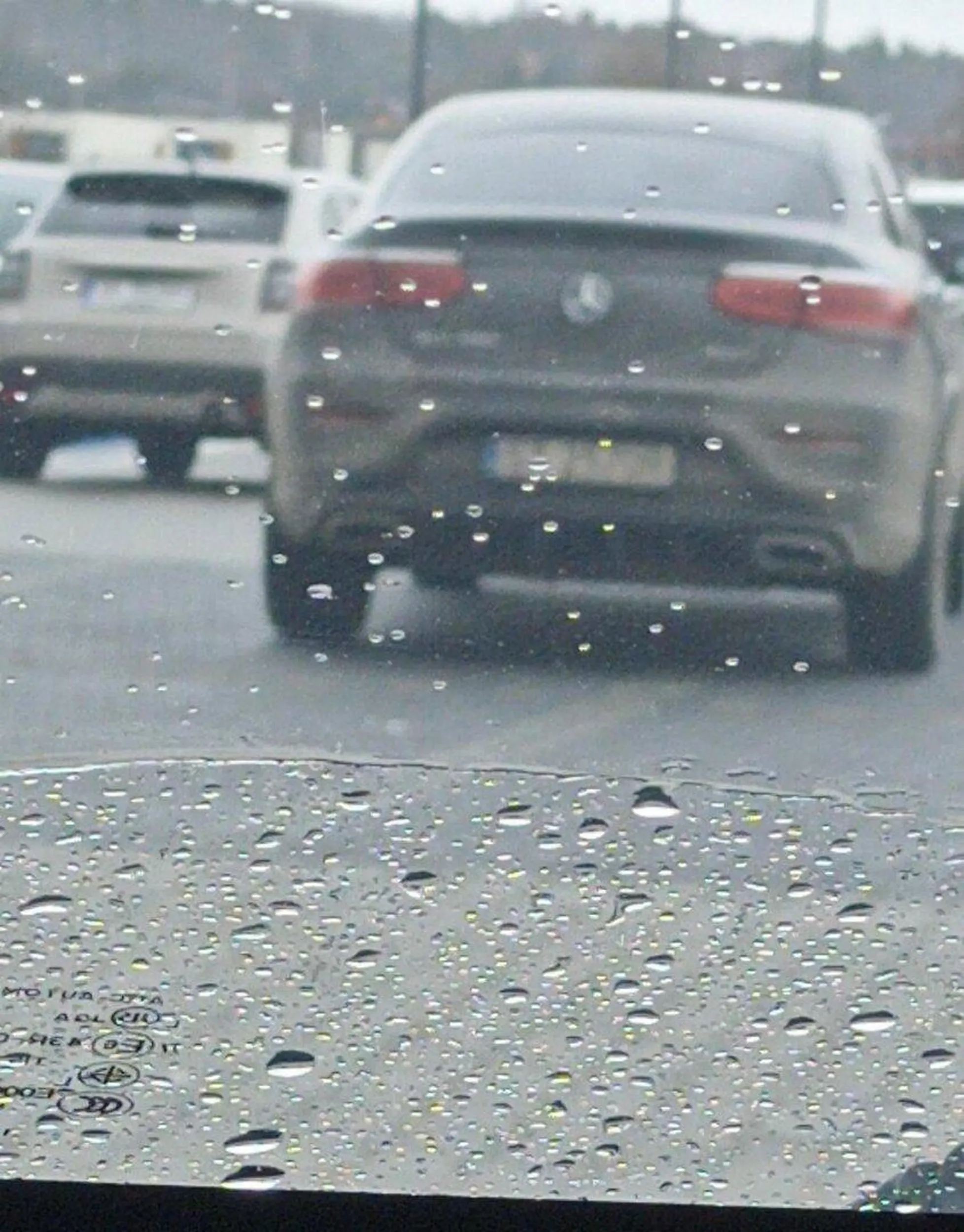 Dla pani z mercedesa 1 miejsce to za mało i musi rozłożyć się na półtora na zatłoczonym parkingu paląc fajkę. Małe dzieci korzystają z kolorowanek aby uczyć się nie wyjeżdżania za linię, może warto spróbować?