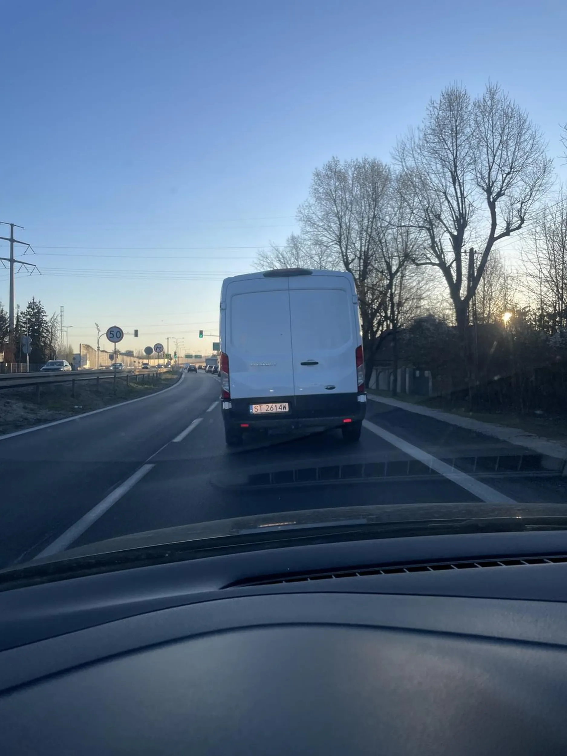 Kierowca myśli że jak włącza kierunkowskaz to już w tej sekundzie uprawnia go to do zmiany pasa. Najpierw na środku skrzyżowania na al.Jeroxolimskich z Regulska włącza kierunkowskaz i wjeżdża wręcz na maskę. Lekko zatrąbiłam, nie mam tego w zwyczaju. Później już na S2 najpierw zmiana pasa dopiero kierunkowskaz. Człowieku stwarzasz zagrożenie na drodze. Zwłaszcza że to trasa na której się nie jedzie 50km/h tylko zdecydowanie szybciej.