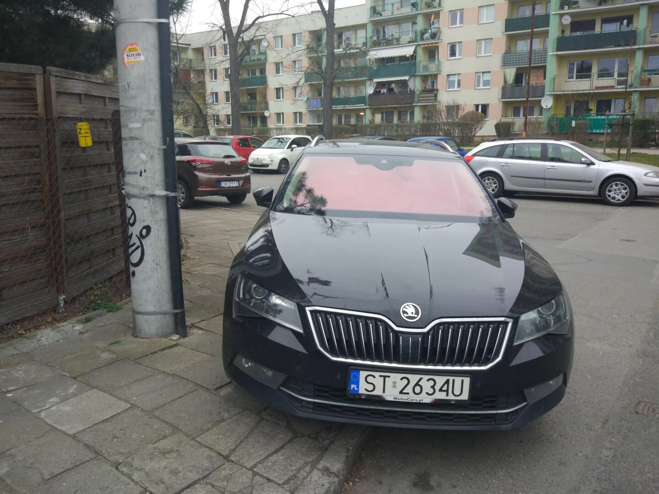 Parkuje na skrzyżowaniu przy okazji nie zostawiając wystarczającego miejsca dla pieszych na chodniku