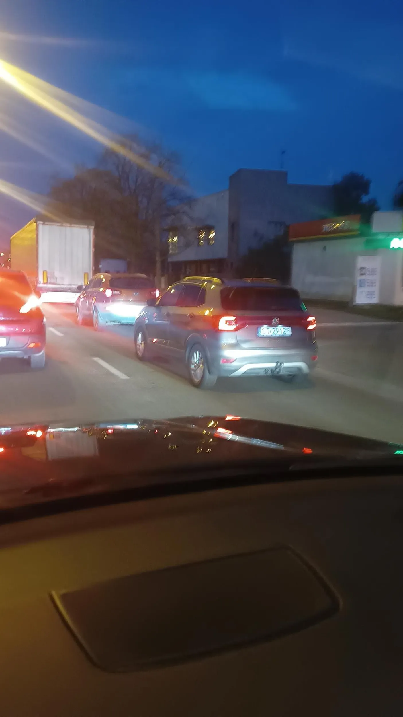 Pani zajeżdża drogę i ostro hamuje, po czym wyjmuje telefon i nagrywa i pokazuje fuck, zdecydowanie jakąś choroba psychiczna, kierowca kobieta ok 40-45lat okulary