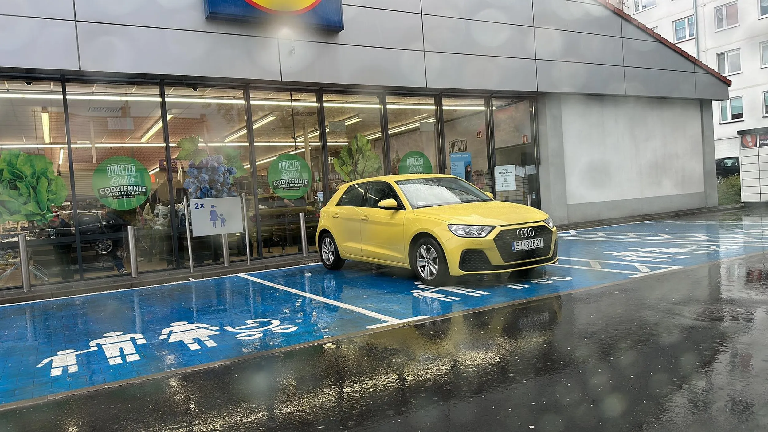 Baba zajmuje miejsca dla rodzin bez żadnych dzieci. Lidl Psie Pole Wrocław.