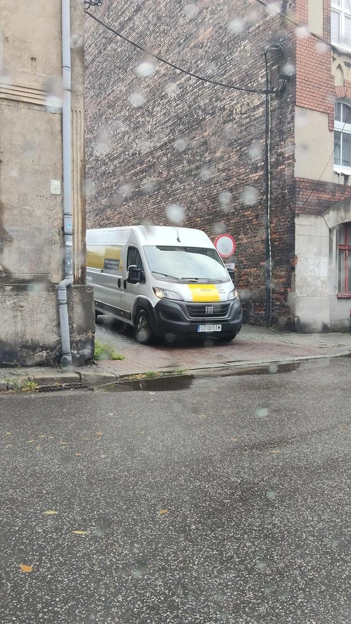 Najpierw blokuje droge, już za chwilę blokuje wjazd