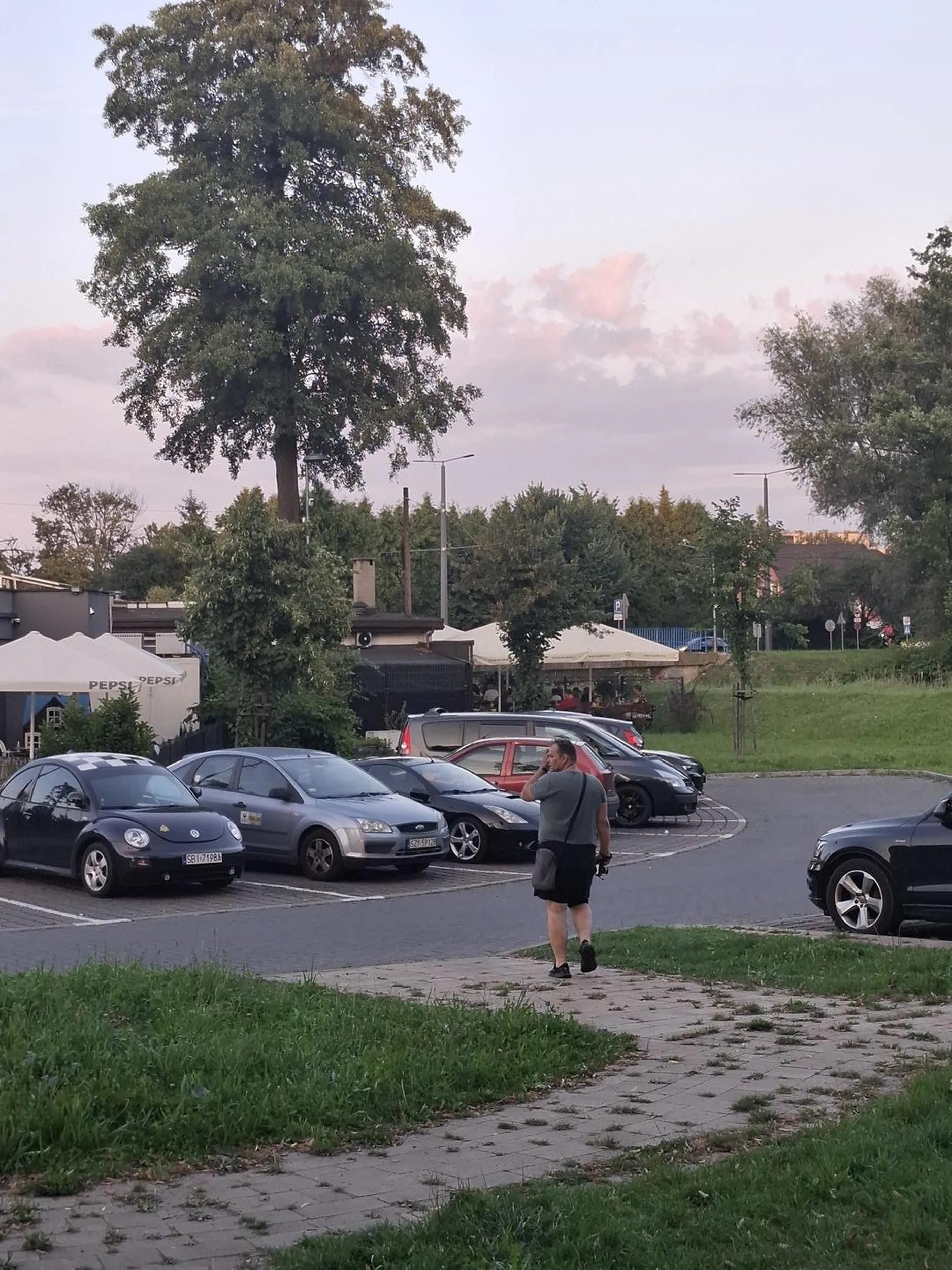 Robi zdjęcia bez powodu, tychy uważajcie na niego