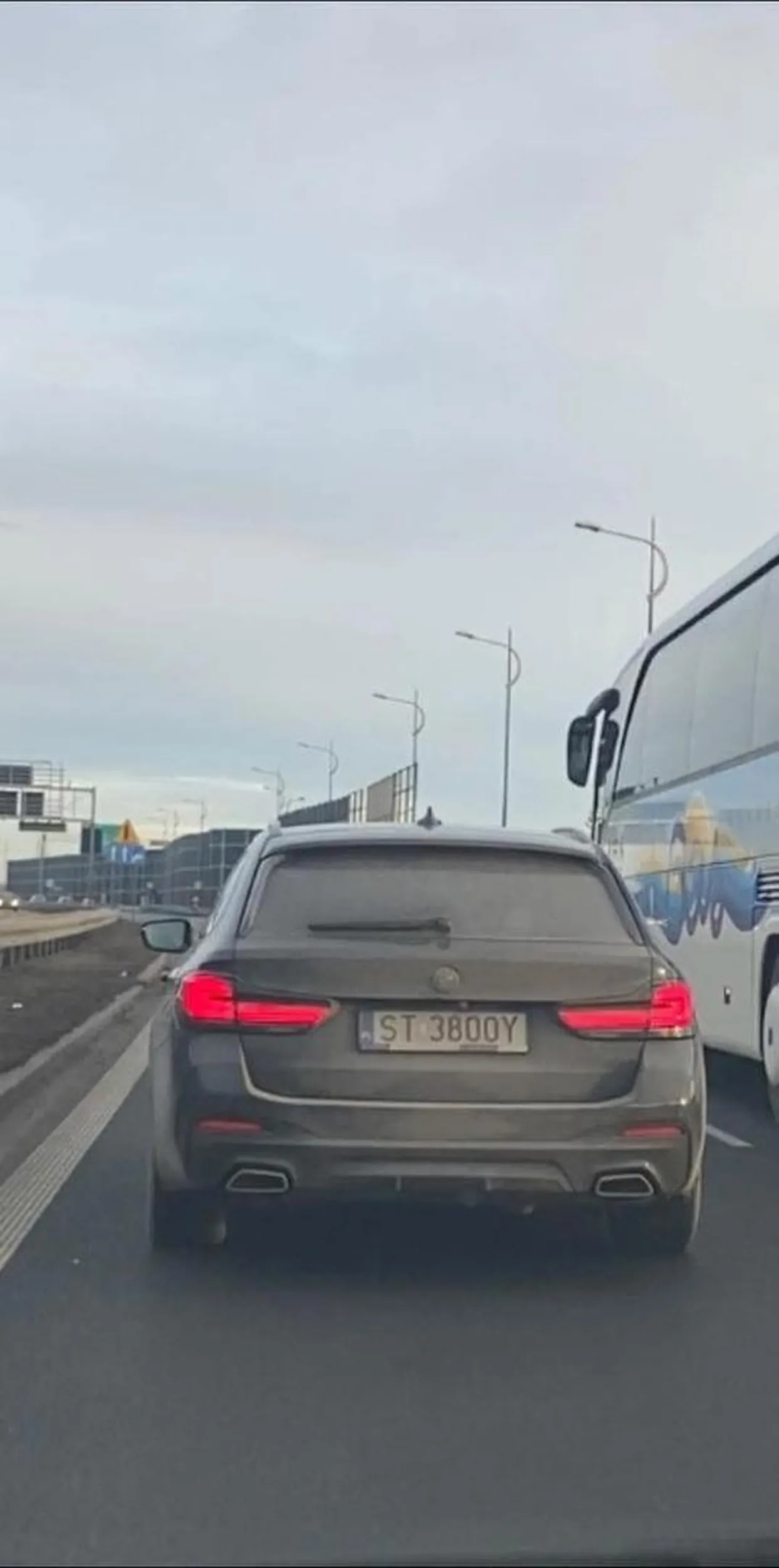 Cwaniaczek próbuje wymusić wypadek zajeżdża drogę i po hamulcu...