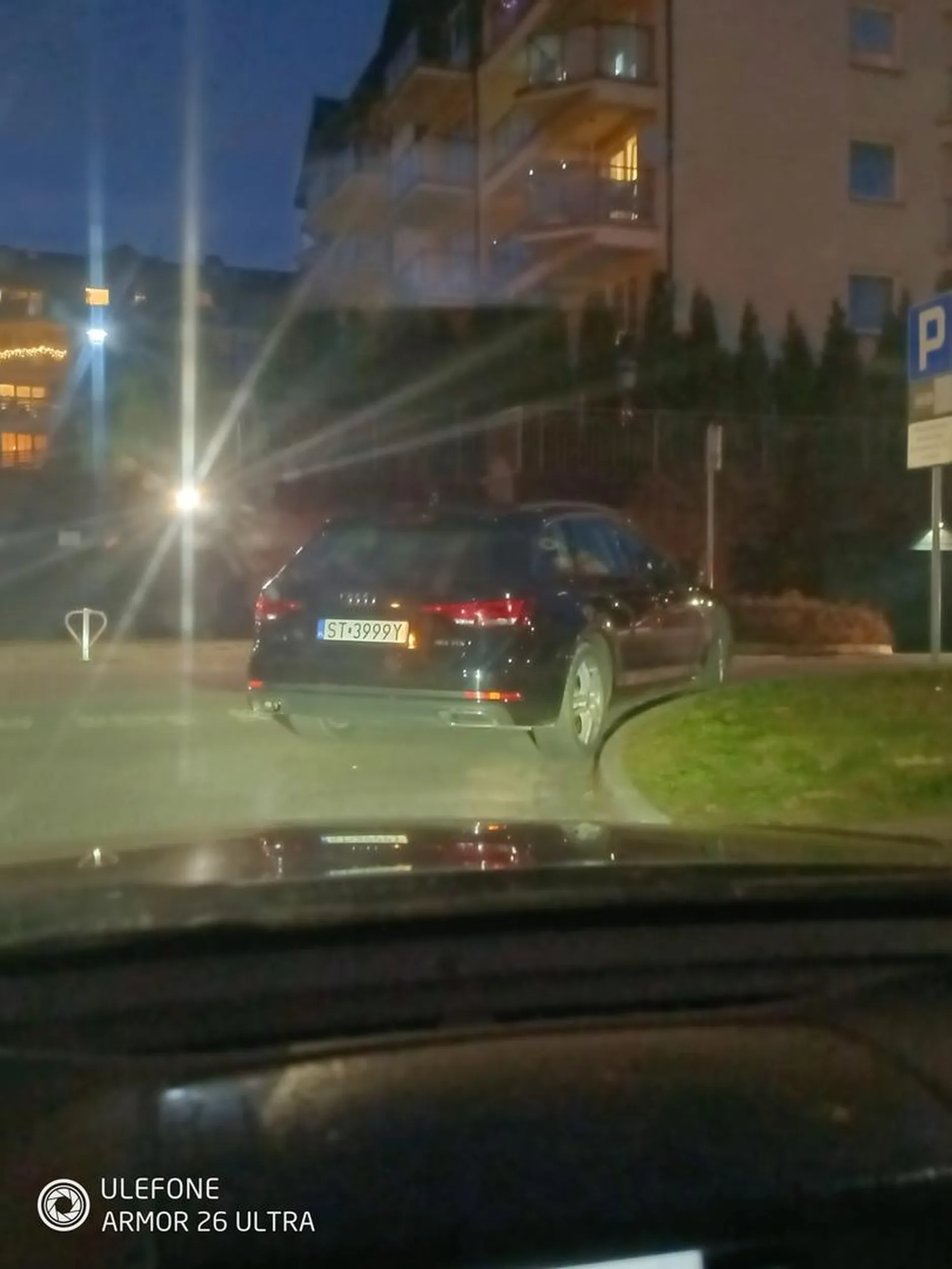 Parking pusty ale co mi tam będę parkować gdzie mi się podoba i utrudniać wyjazd i widoczność na osiedlu. Czysta ameba...