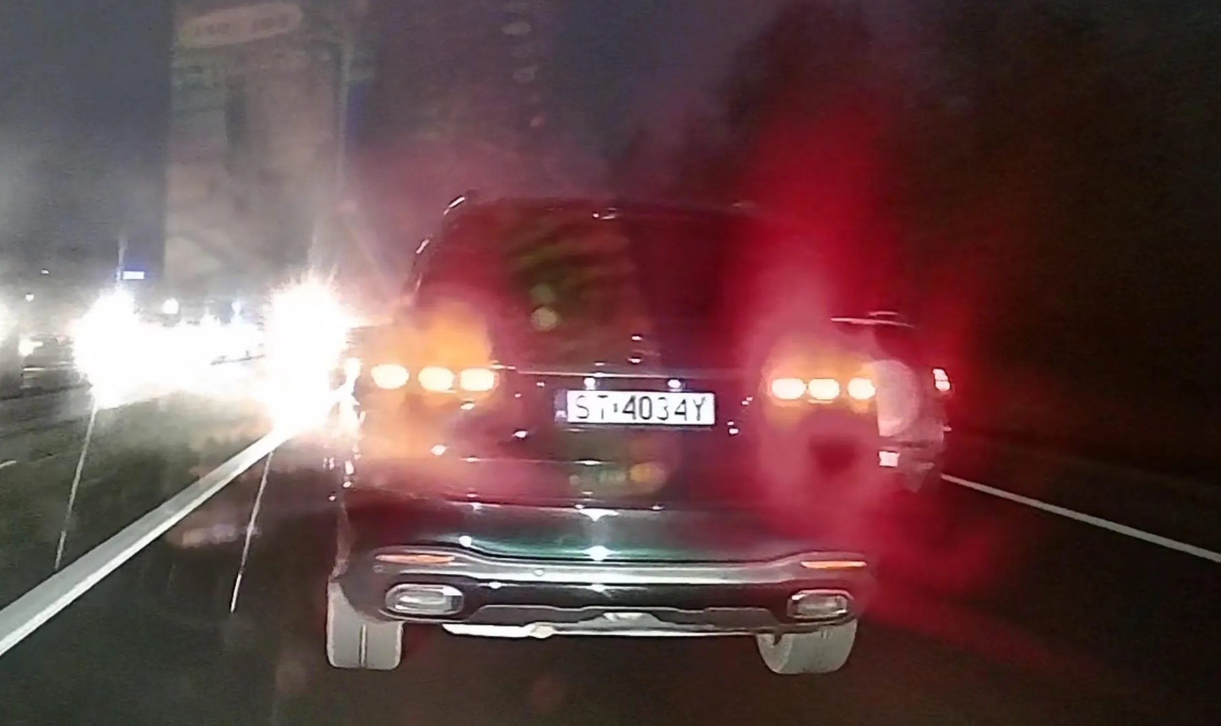 Godziny szczytu, droga ekspresowa i mgła - kierowca postanowił wyprzedzić sznurek aut z prawej strony, żeby później wcisnąć się na chama.