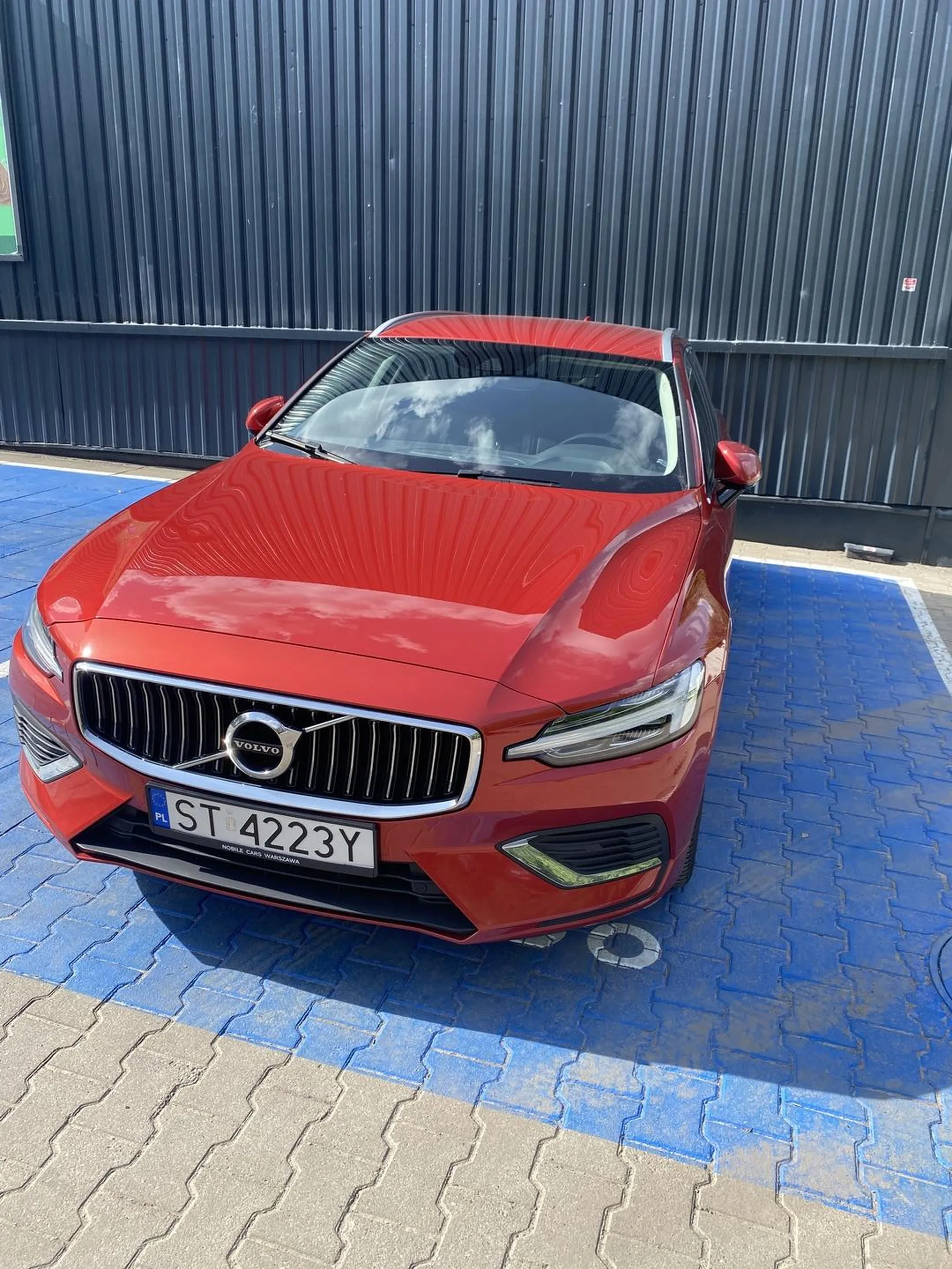 Cały parking pusty, a król się pasie bez plakietki za szybą