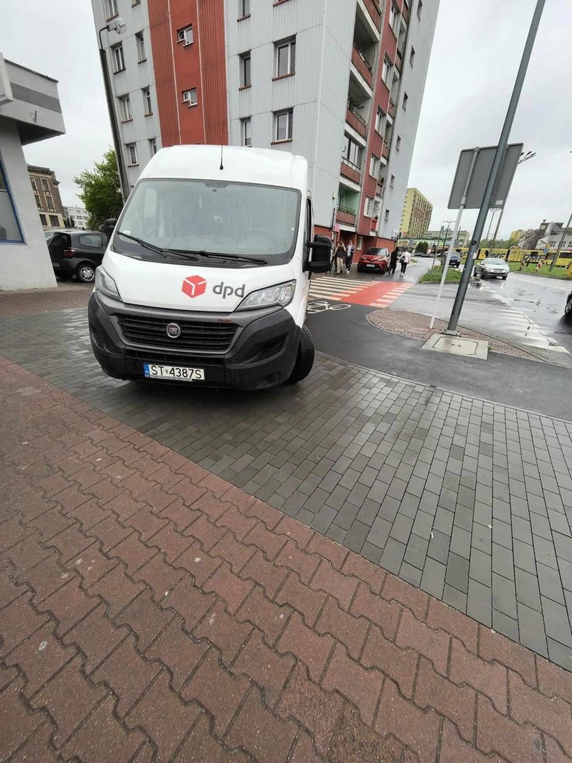 Standardowo pan kurierek wjeżdża przejściem i przejazdem dla rowerów i parkuję centralnie na przejściu. Przecież on musi paczki dostarczyć...