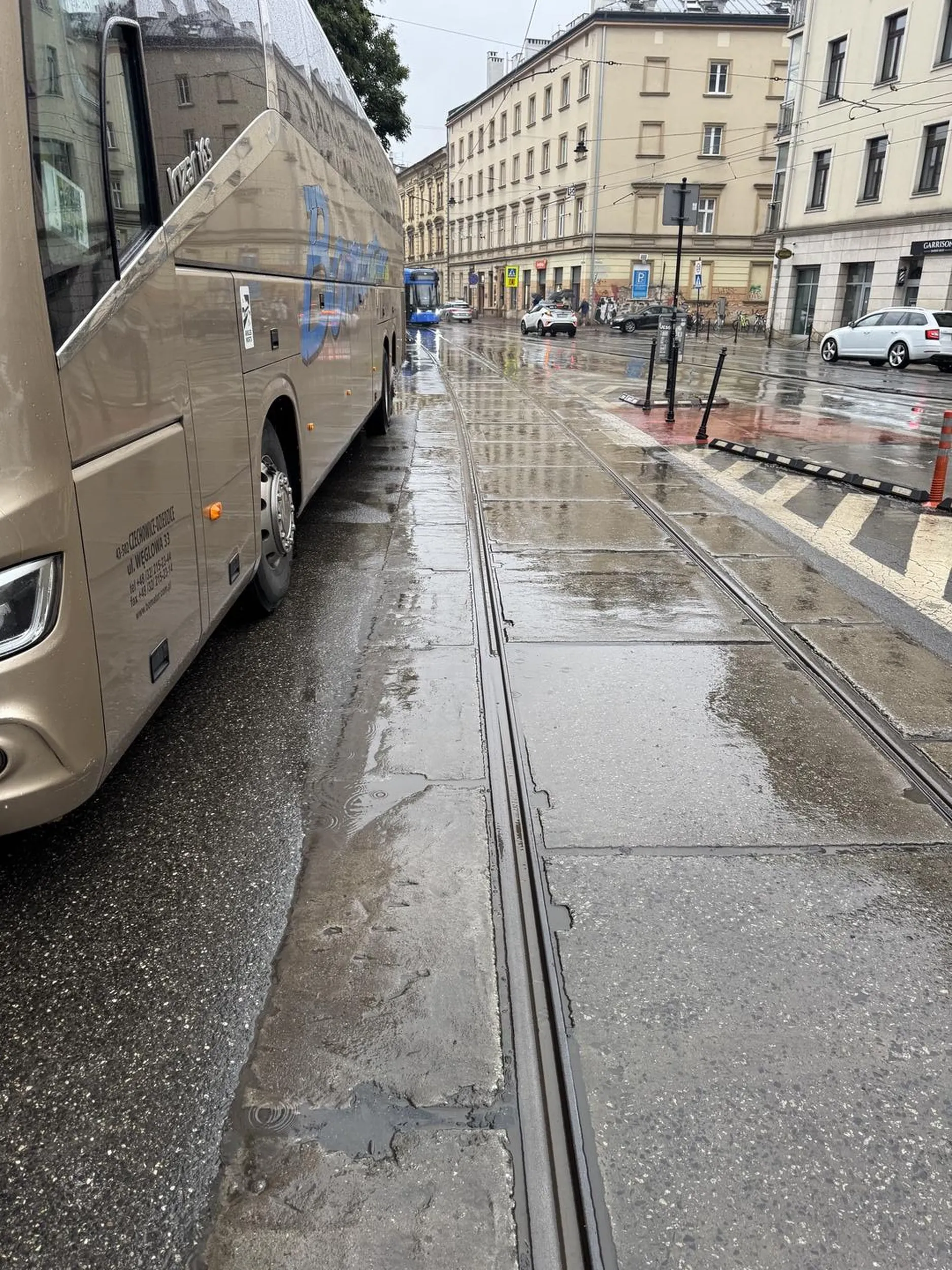 Kierowca zaparkował zajmując całe przejście dla pieszych po zwróceniu uwagi oznajmił „i co z tego”