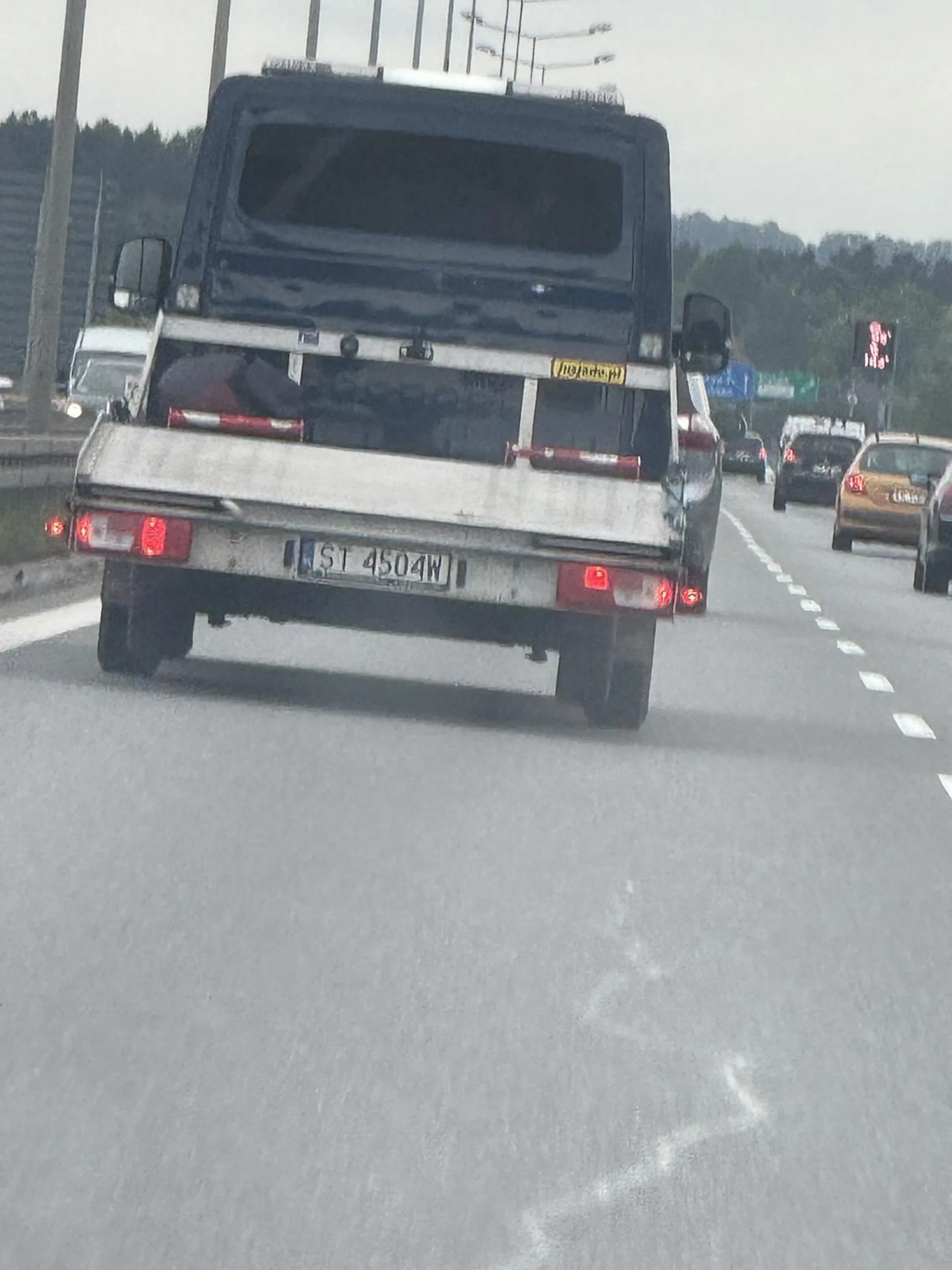 Kierowca lawety stwarza zagrożenie na autostradzie zajeżdżając drogę. Uważać