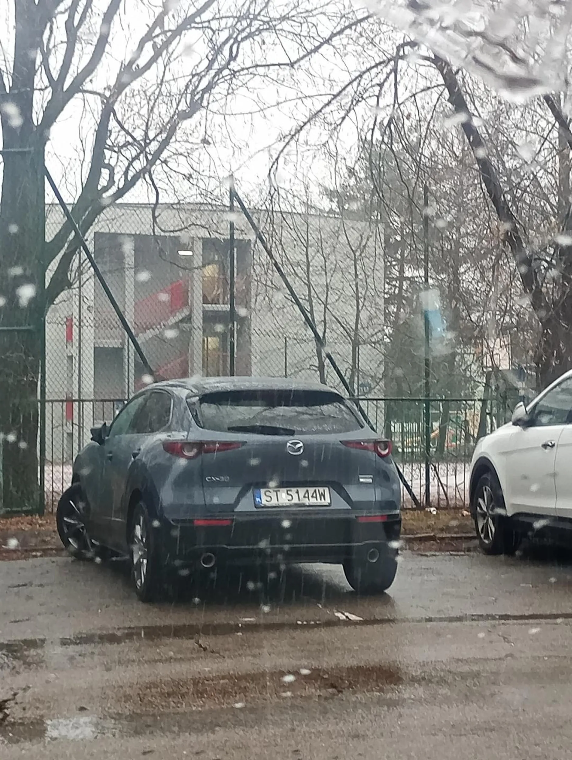 Parkuje na dwóch miejsc przy zatłoczonym parkingu gdzie ciężko jest znaleźć miejsce