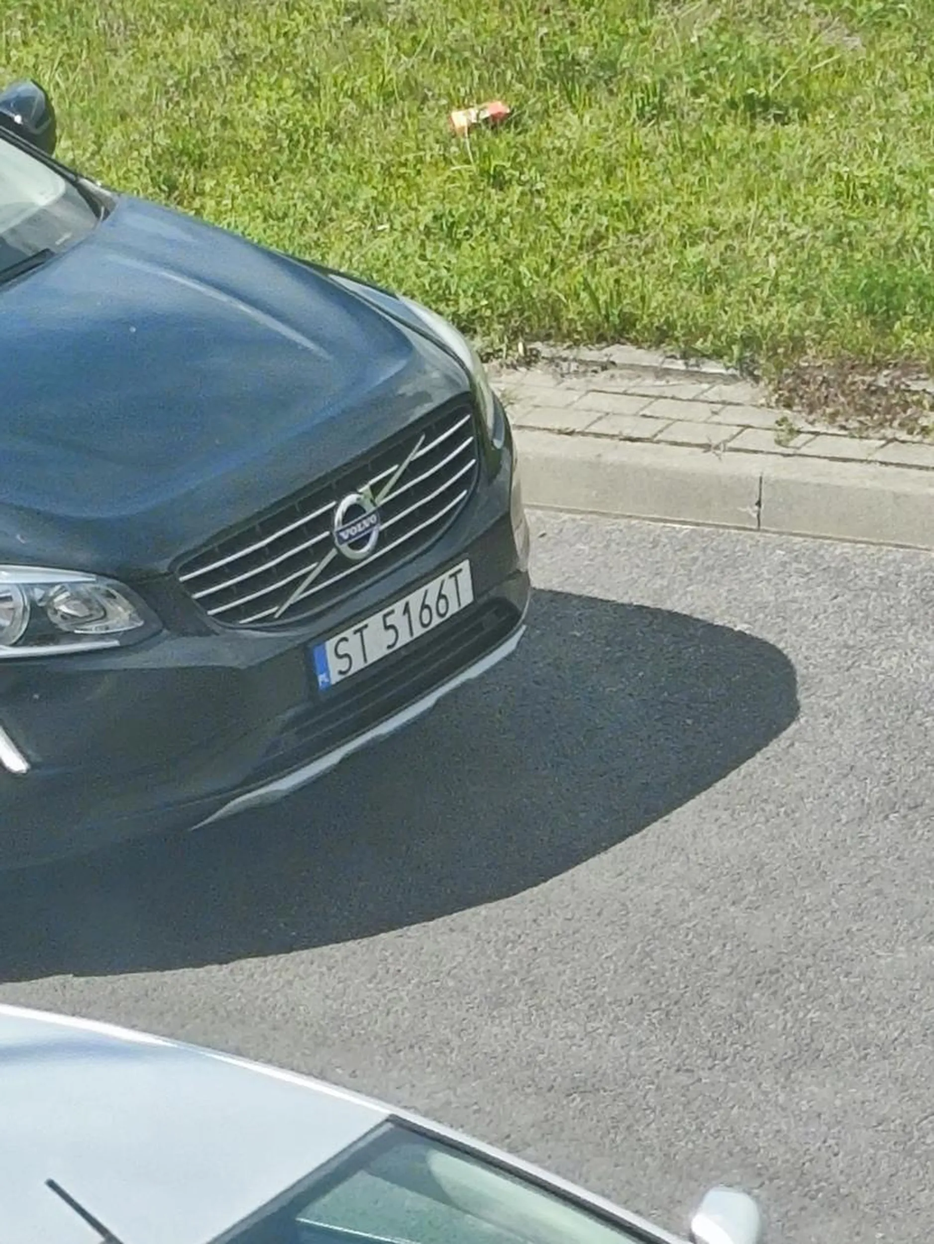 akurat wyglądałem przez okno, gdy zobaczyłem, że jako jedyny pan kierowca zatrzymał się (a nawet kawałek wrócił) aby pomóc rodzince popchnąć samochód, gdy ten nie odpalał.  szanuje (Włocławek)