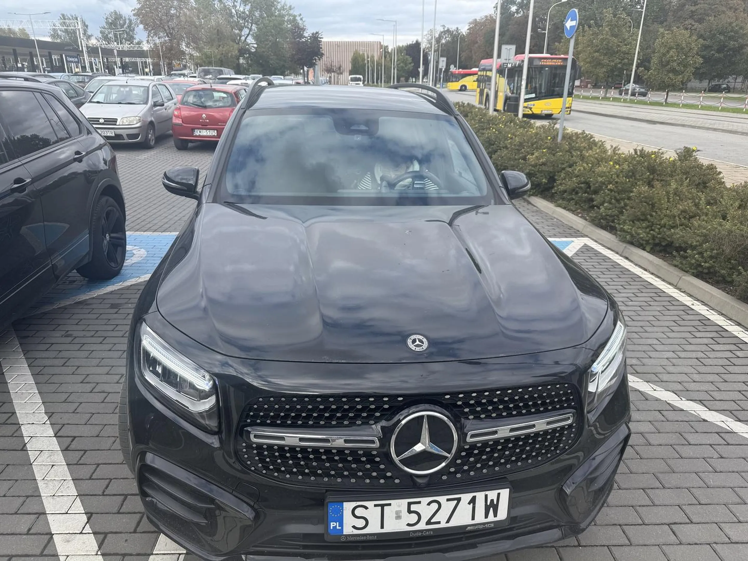 Wystarczyło grzecznie przestawić auto tak aby nie zajmowało 2 miejsc parkingowych. Nie machać niepotrzebnie rękami, mam nadzieję że klej corega do protez się nie poluzował…