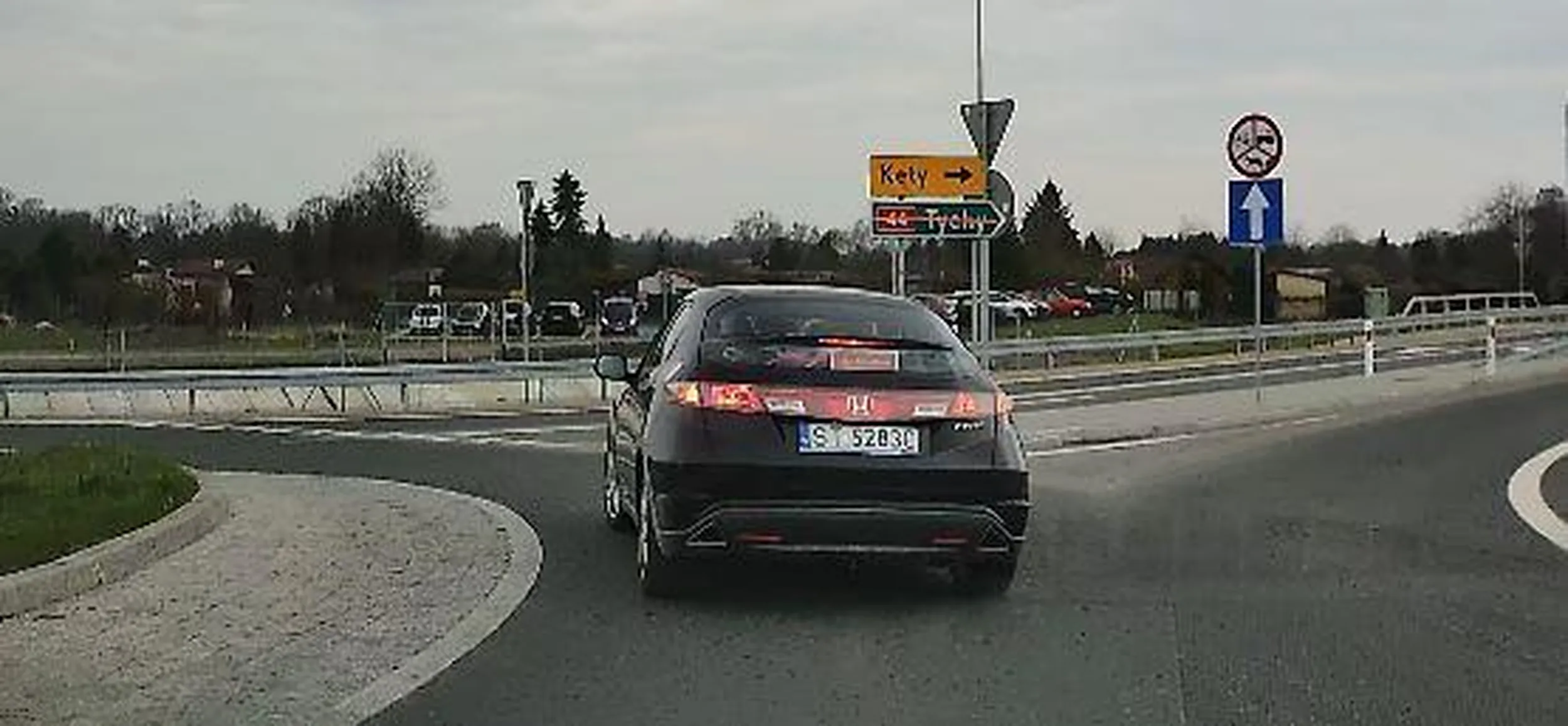 Pani chyba nie ogarnia Oświęcimskiego ronda. Wjeżdża na wewnętrzny pas żeby następnie przez linię bardzo ciągłą je opuścić.