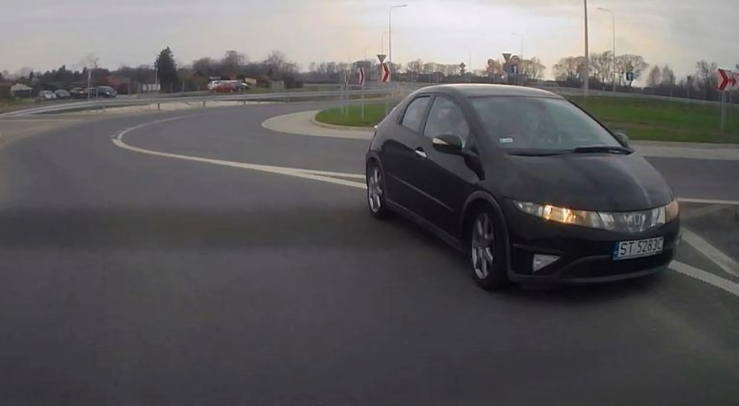 Pani chyba nie ogarnia Oświęcimskiego ronda. Wjeżdża na wewnętrzny pas żeby następnie przez linię bardzo ciągłą je opuścić.