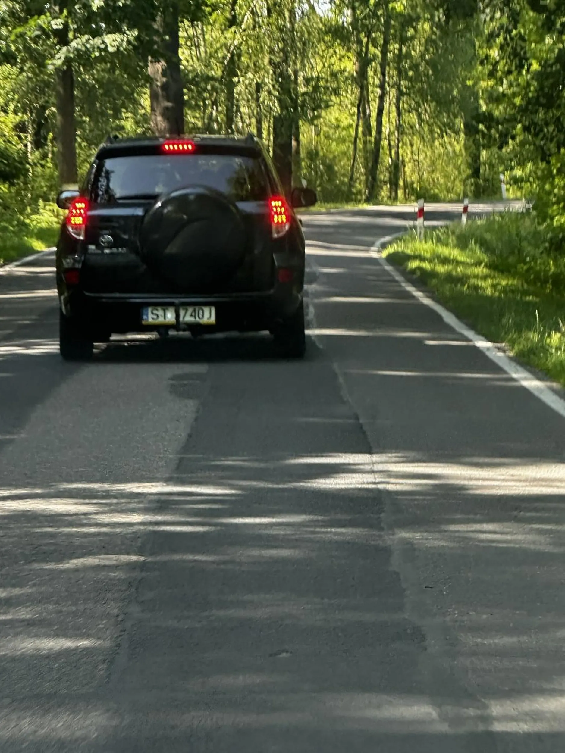 Masakra stwarza niebezpieczeństwo na drodze , jedzie środkiem drogi nawet wyorzedzajacemu kierowcy nie ustapil , kierowca poboczem wymijal