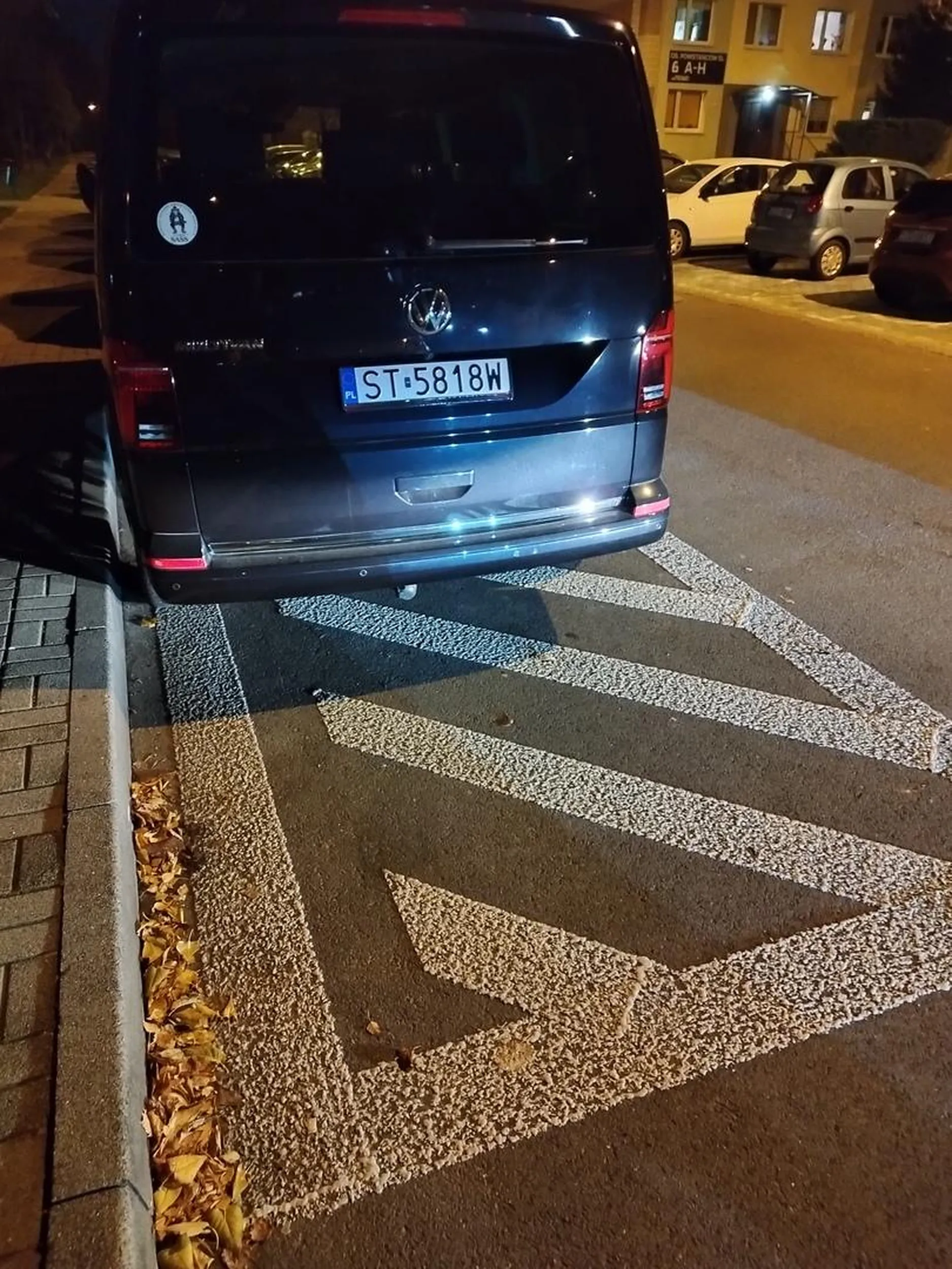 Fajnie parkujesz. To miejsce dla pojazdów uprzywilejowanych