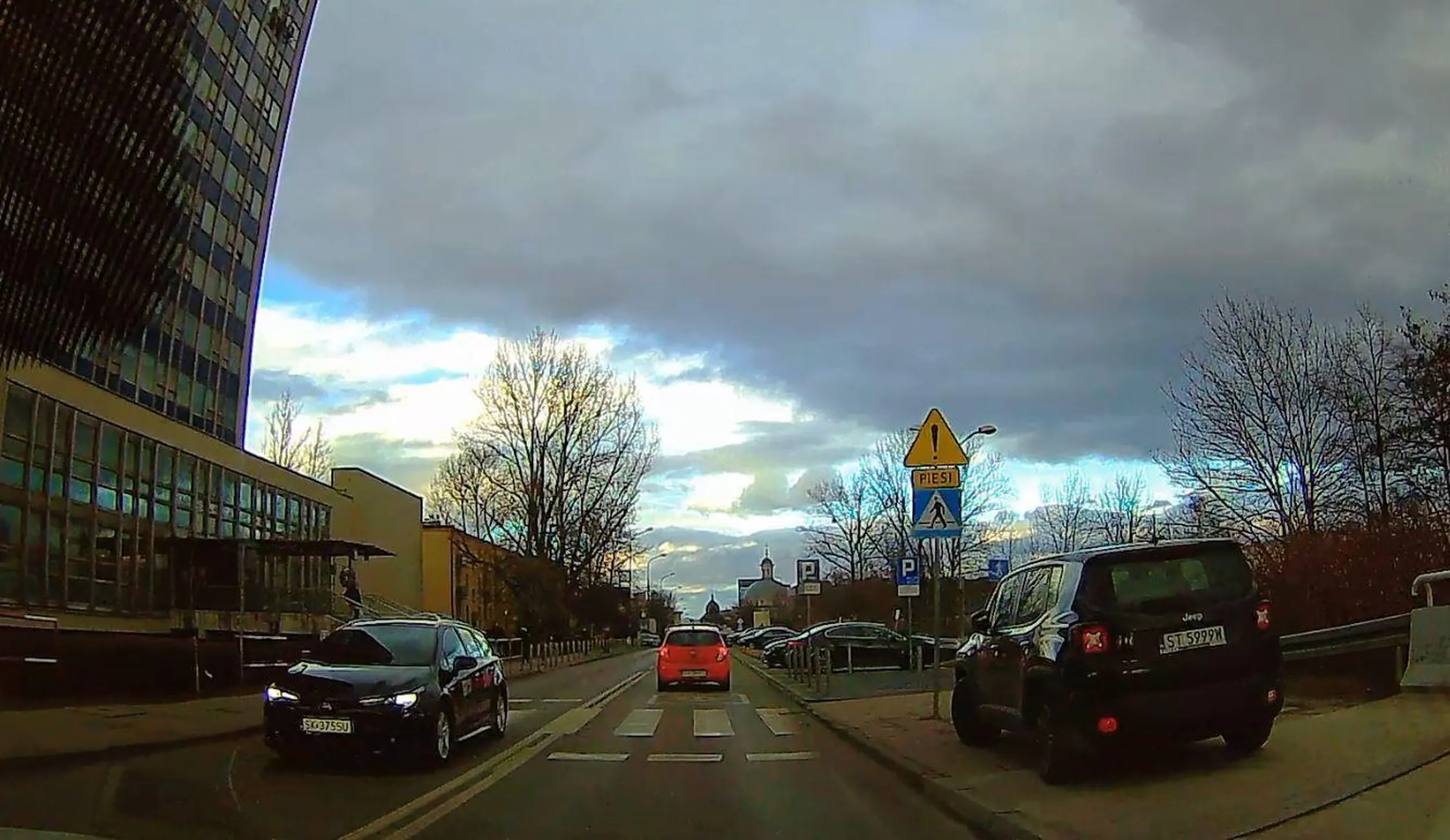 Fantastyczne parkowanie. Na szczęście jedynie pod prokuraturą - tam to pewnie można tak?