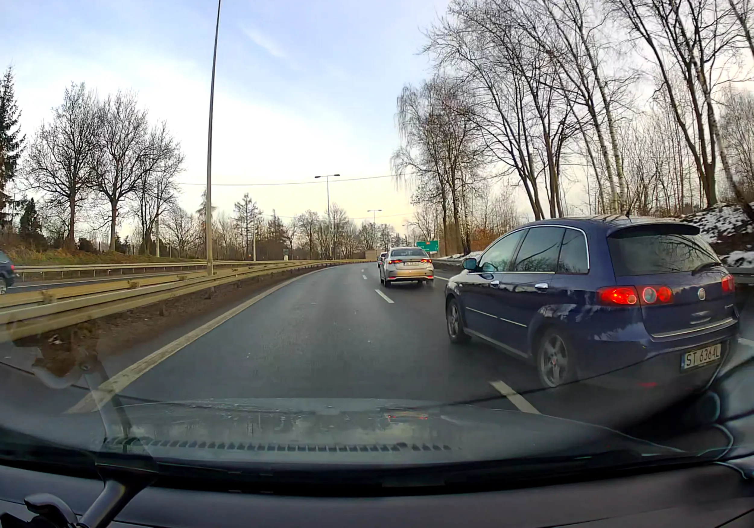 Chłop nie patrzy w lusterka zmieniając pas, zepchnął by mnie z drogi.