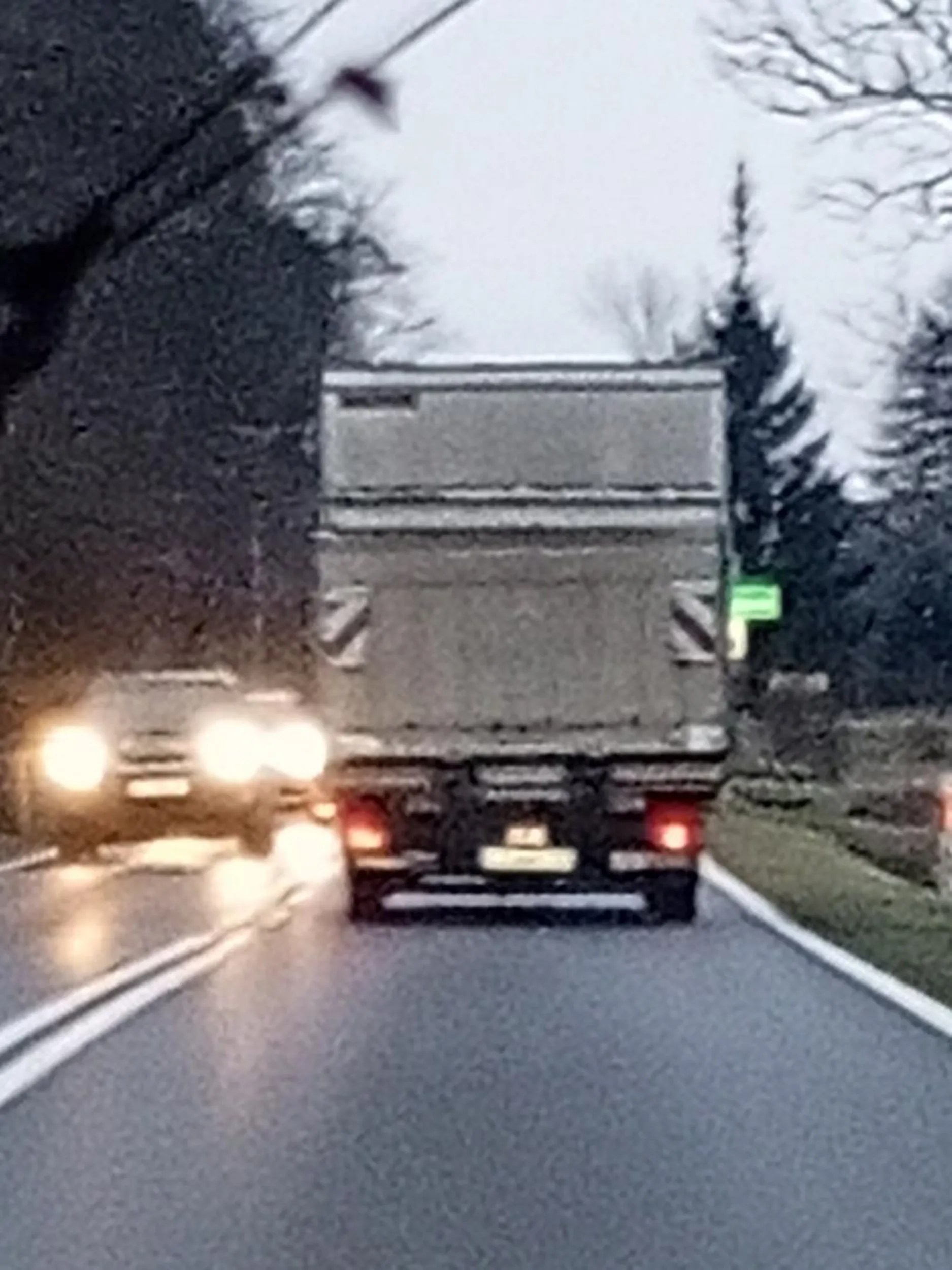 Jedzie jak ciota całą drogą daje sygnał do wyprzedzania zazwyczaj na czołówę z innym autem