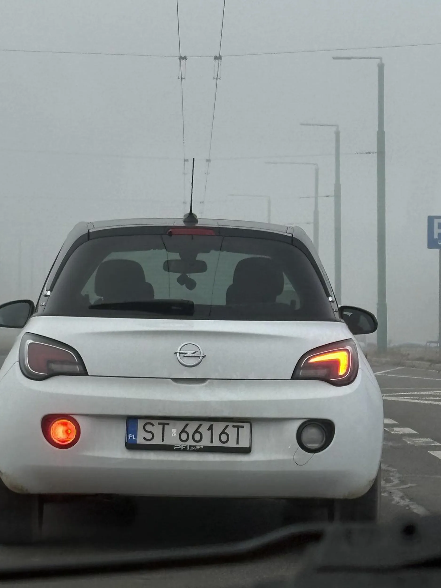 Przeciwmgielne w ciągu dnia w dobrej widoczności. Brak kierunkowskazów i zmiana pasa na chama