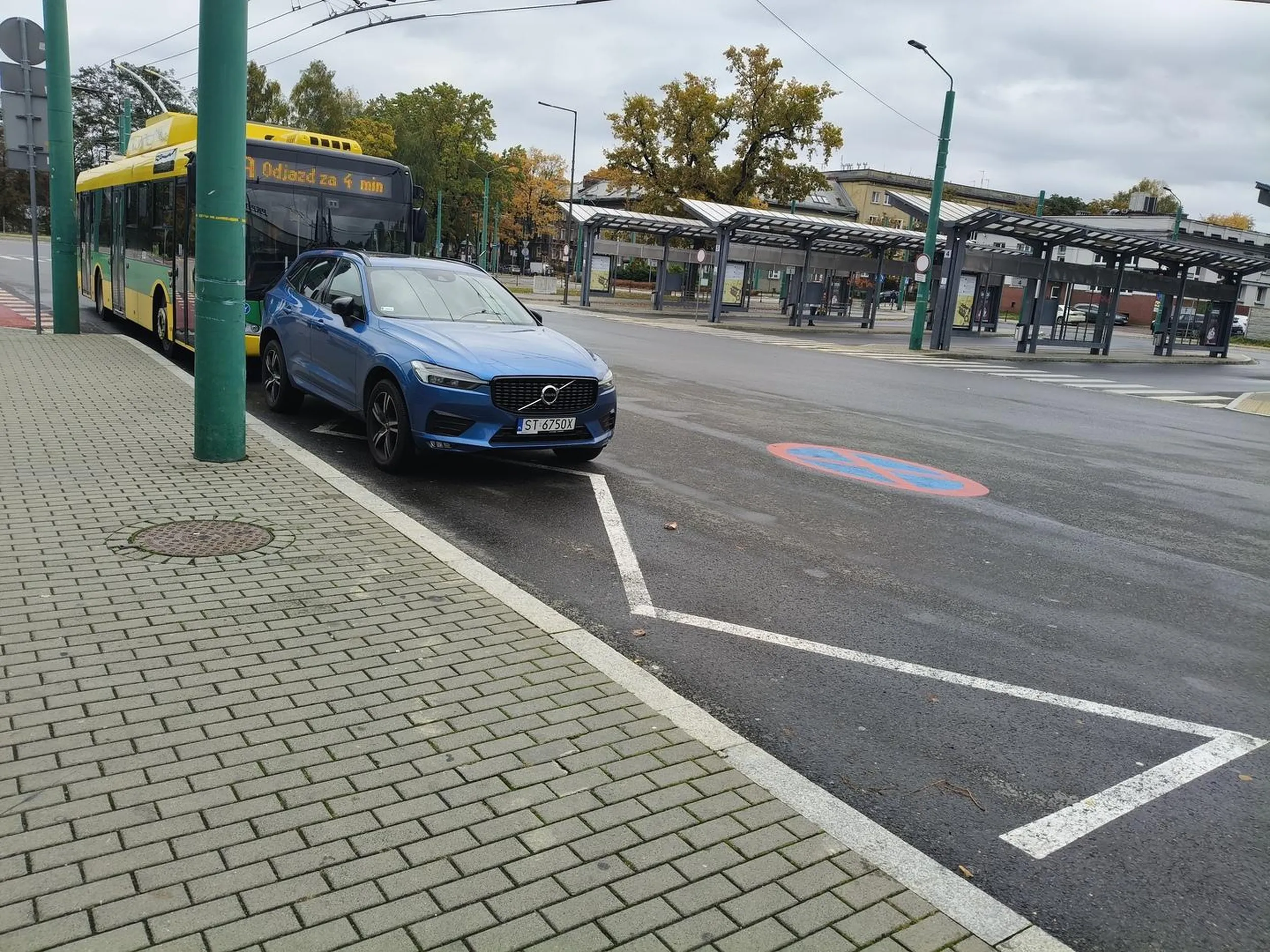 Brawo pani ładna. Trajtek przez ciebie zablokował wyjazd z ulicy bo nie może nigdzie indziej stanąć na tym dworcu tylko na tym przystanku.